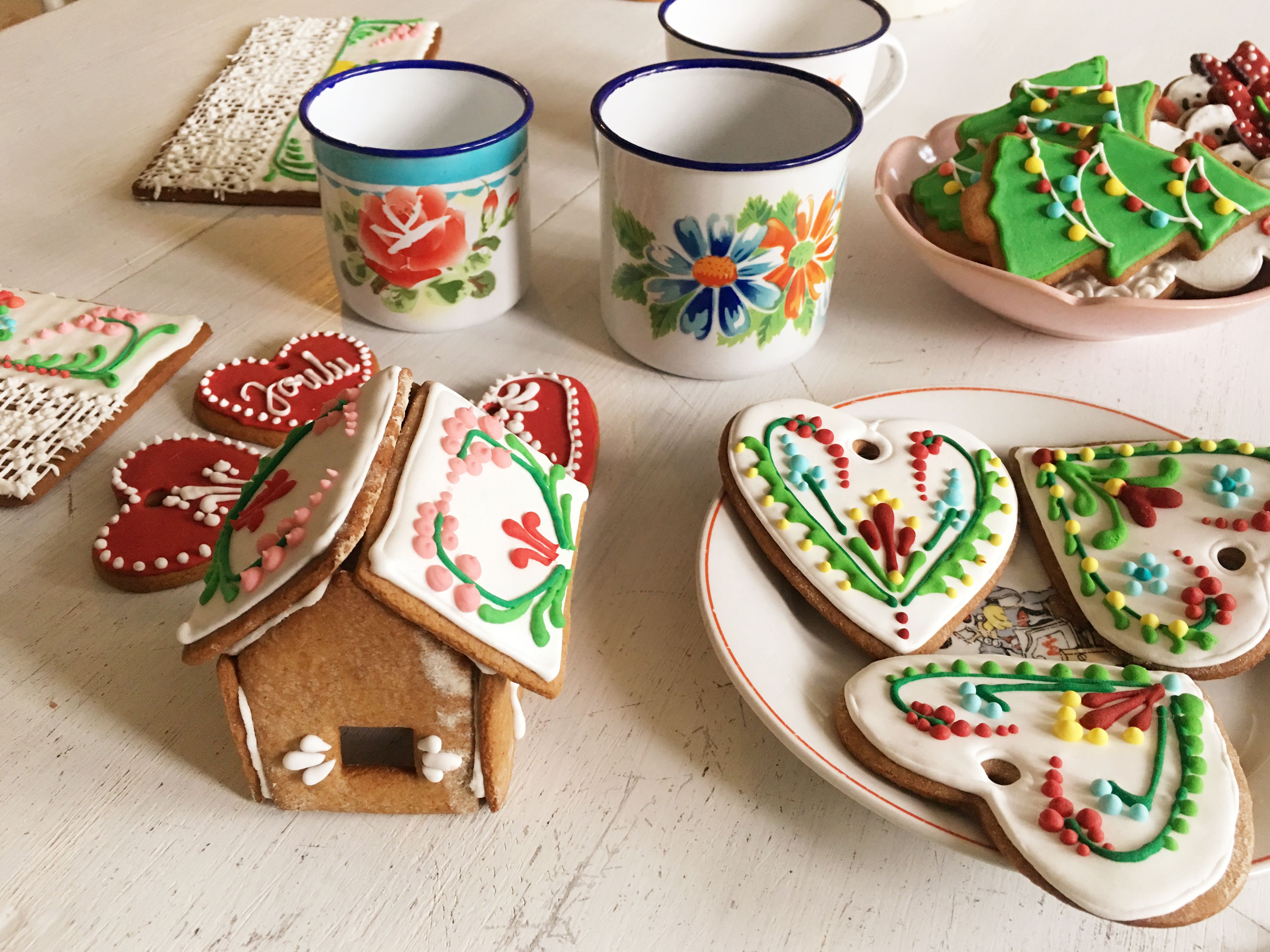 Kitin tämänvuotiset joulupiparit ovat saaneet innoituksensa vanhoista emaliastioista.