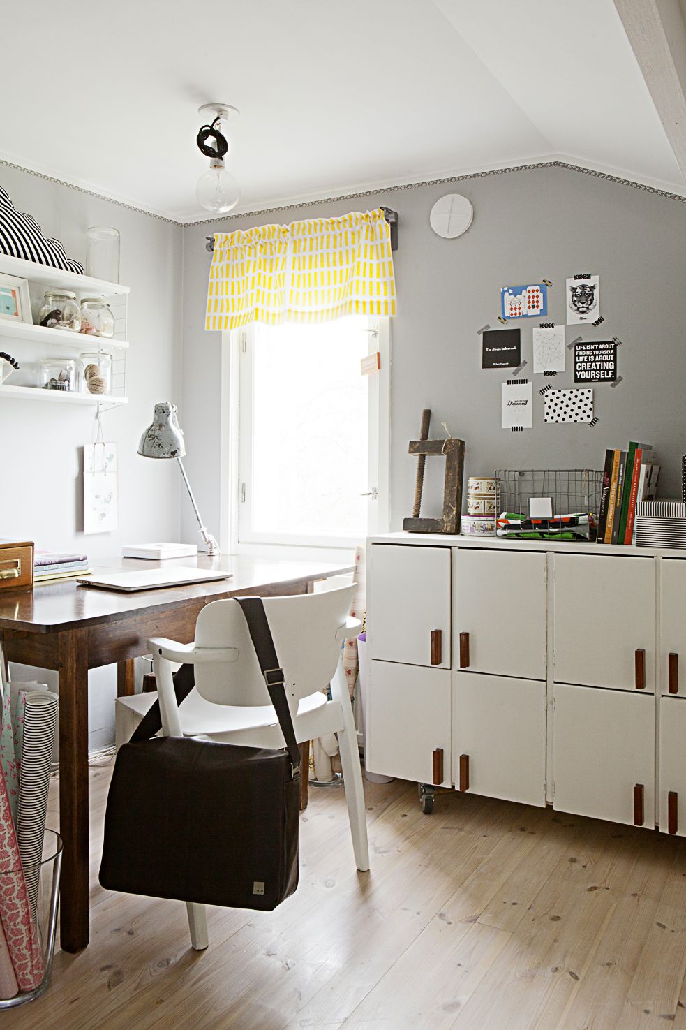 Työhuoneen puinen lokero­kaappi löytyi Tonin vanhempien autotallista. Domus-tuoli on ostettu nettihuutokaupasta.