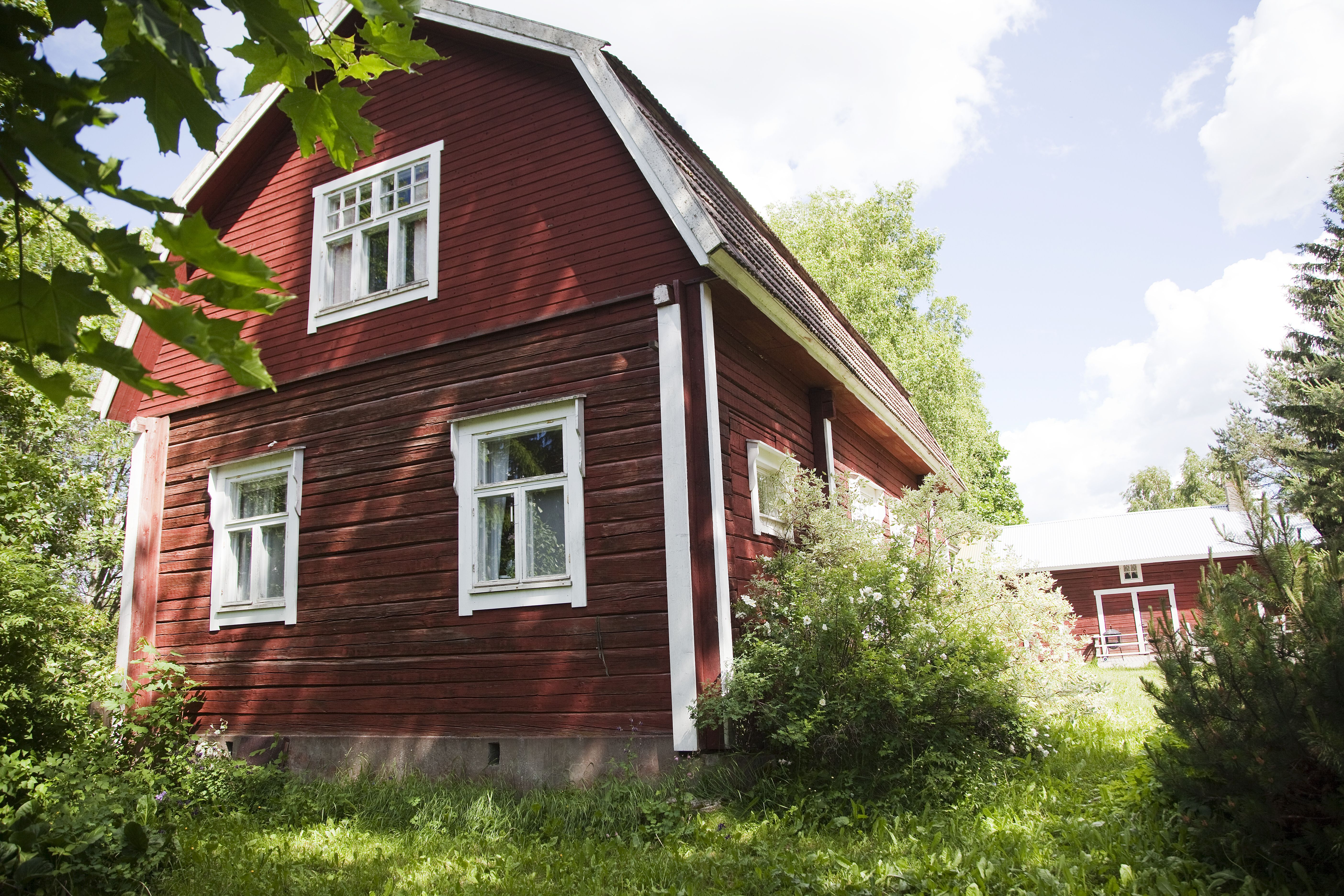 140-vuotias entinen kyläkauppa sijaitsee Rengossa Hämeenlinnassa. Tilaa kahdessa kerroksessa on yhteensä 160 neliötä.