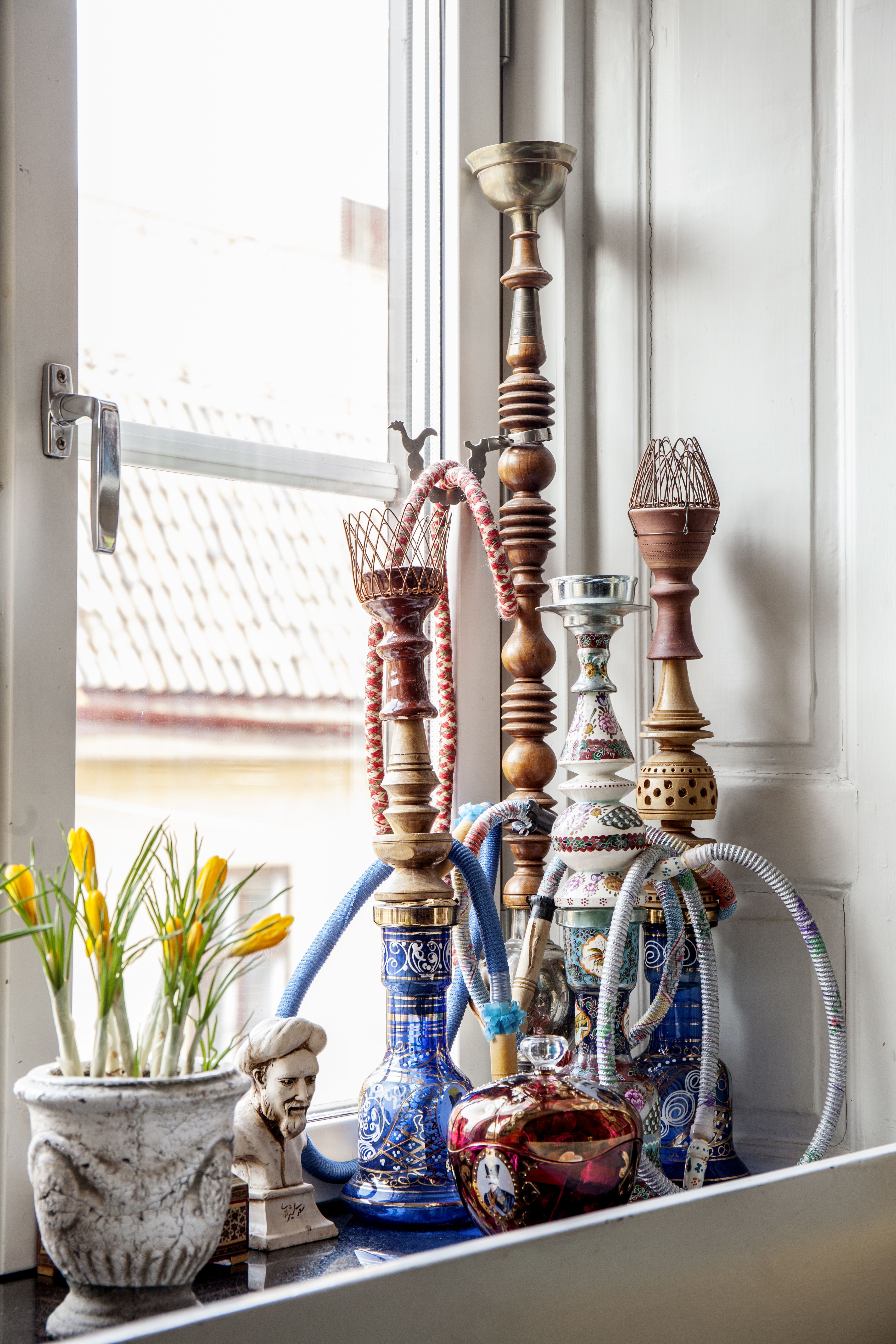 Olohuoneen ikkunalaudalta katselee 1200-luvun persialainen runoilija Saadi. Rintakuva on hankittu hänen synnyinkaupungistaan Shirazista.