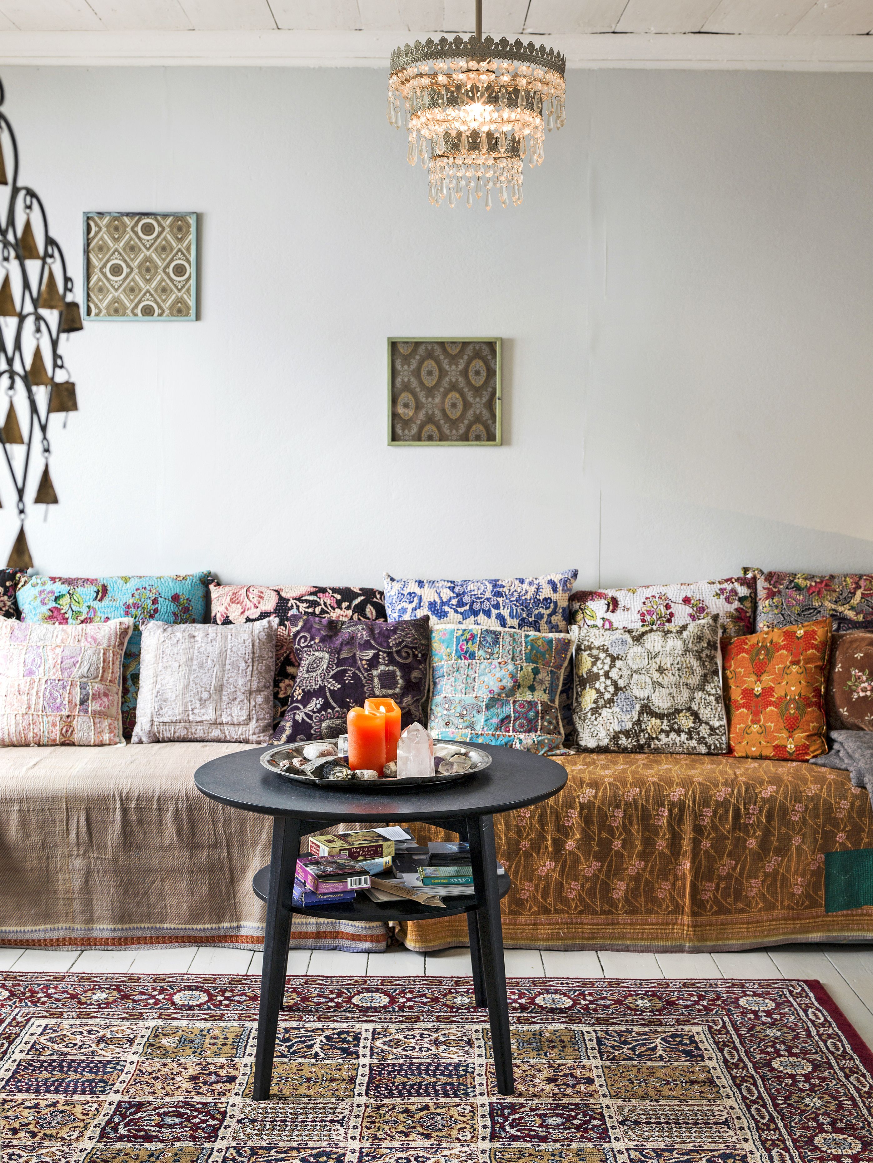 Marian lempipaikka kodissa on meditaatiohuone. Sen boheemi tyynykokoelma on karttunut vuosien varrella. Osa on ostettu, osa tehty itse. ”Rakastan värien sekoittamista. Valkoisessa kodissa en voisi asua.”