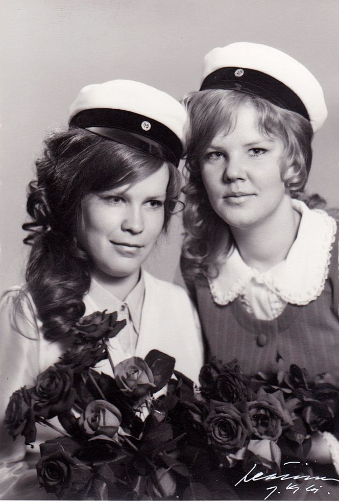 Karin äiti Sinikka (vas.) ja tämän sisko Pirkko saivat lakit 1960-luvulla.