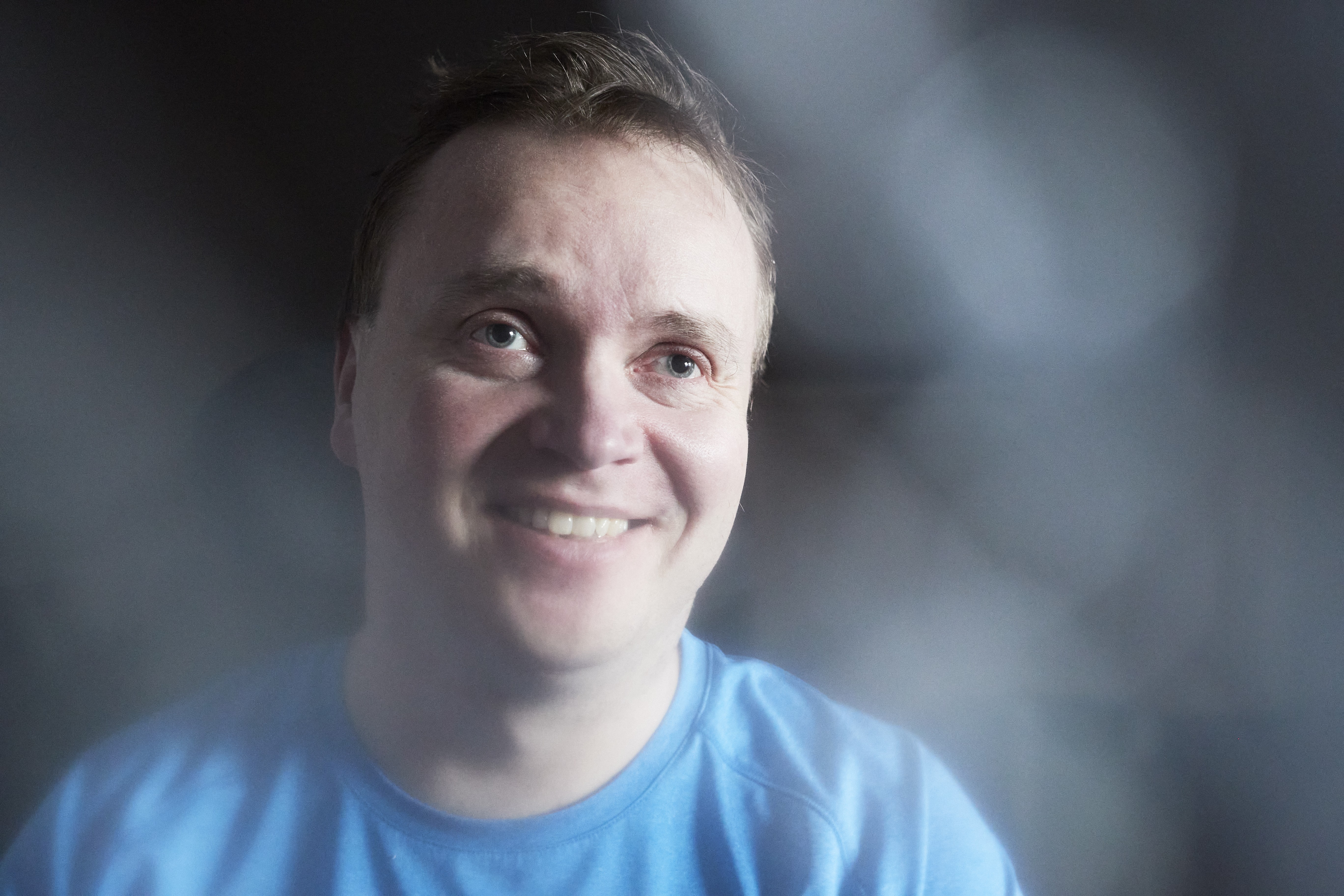 ”Kun äänessä on hymyä, jokainen ihminen on kaunis.” MS-taudin vuoksi sokeutunut näyttelijä Petri Poikolainen, KK5/2022