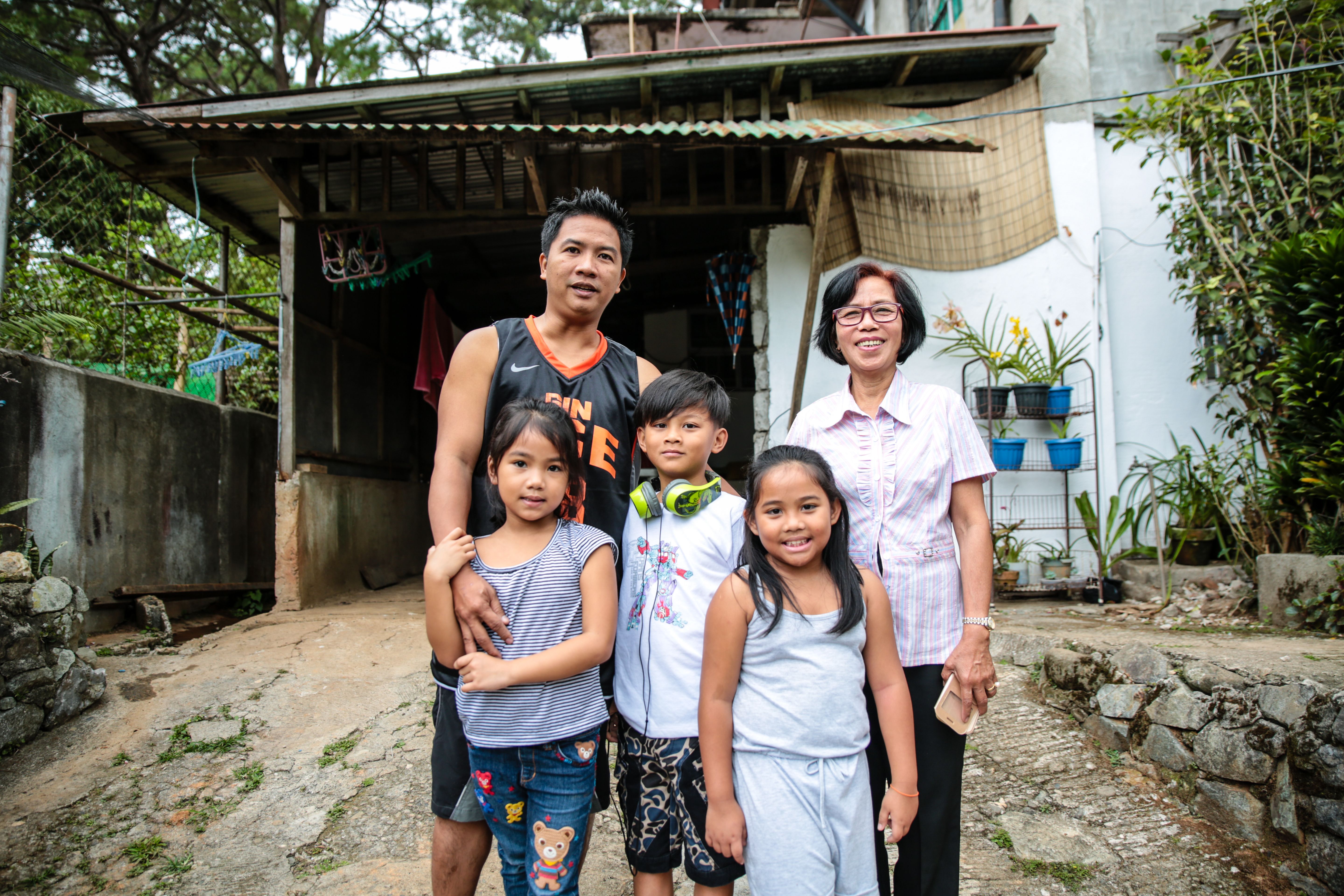 Roberto, Charlita, Khyle, Denzl ja Denise jakavat kodin ja kaipuun. ”Ikävöin Charitya todella paljon”, Charlita sanoo.