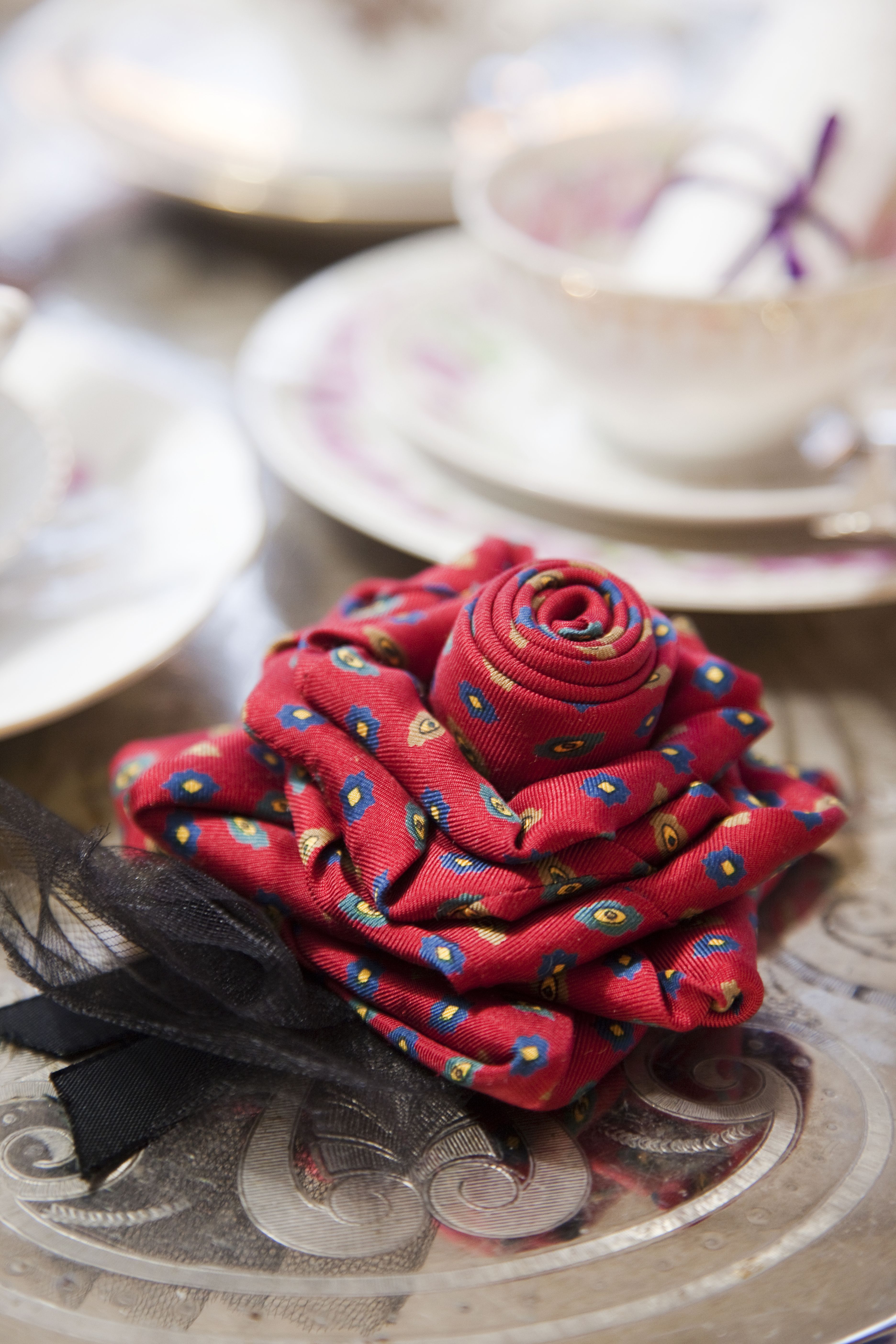 Vanhoista kravateista syntyy Katjan käsissä ruusukkeita. Jokainen on uniikki.