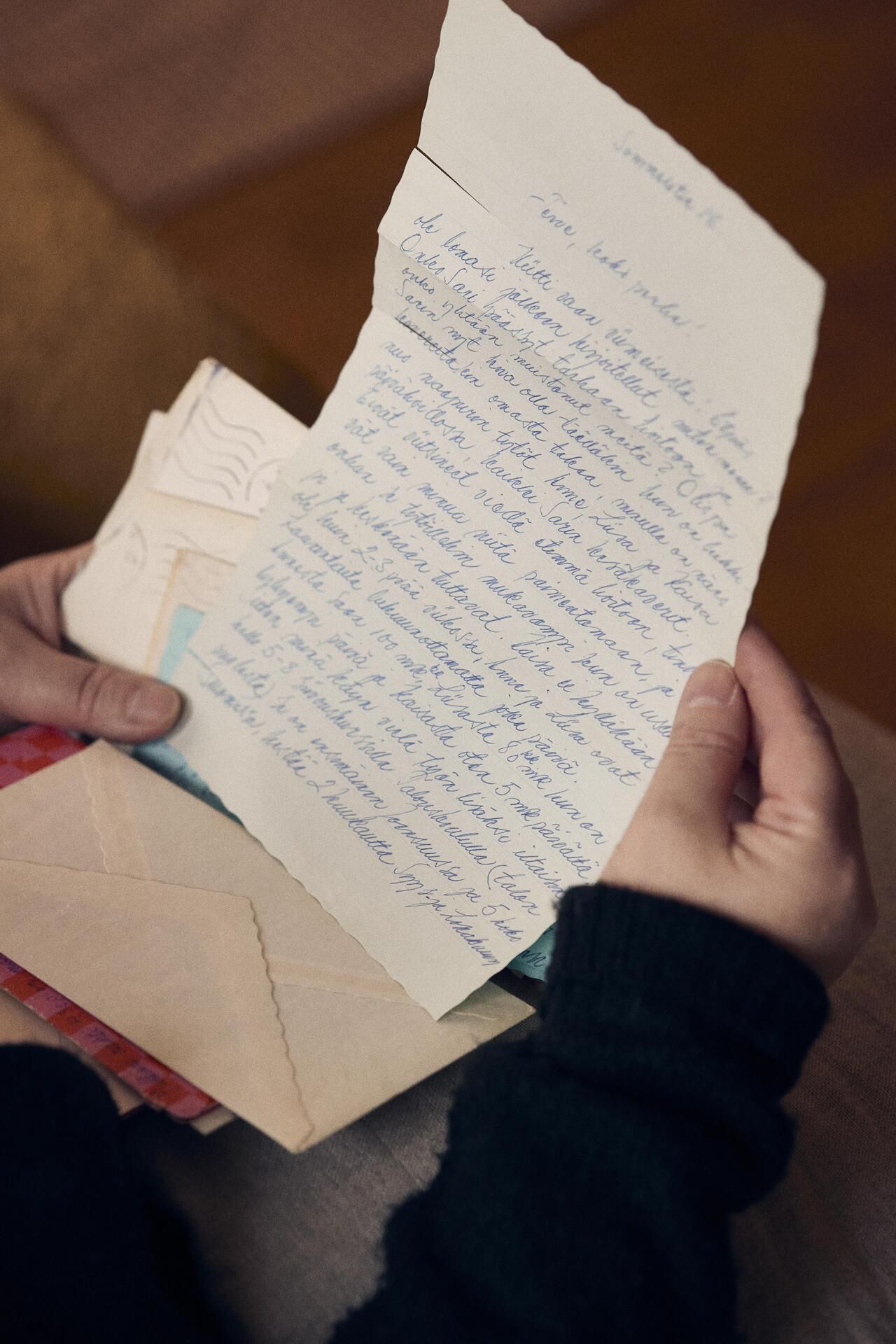 Sari on kirjoittanut äitinsä sairastumisesta Alzheimerin tautiin kaksi tositapahtumiin perustuvaa kirjaa. Idea syntyi vanhoista äidin saamista kirjeistä.