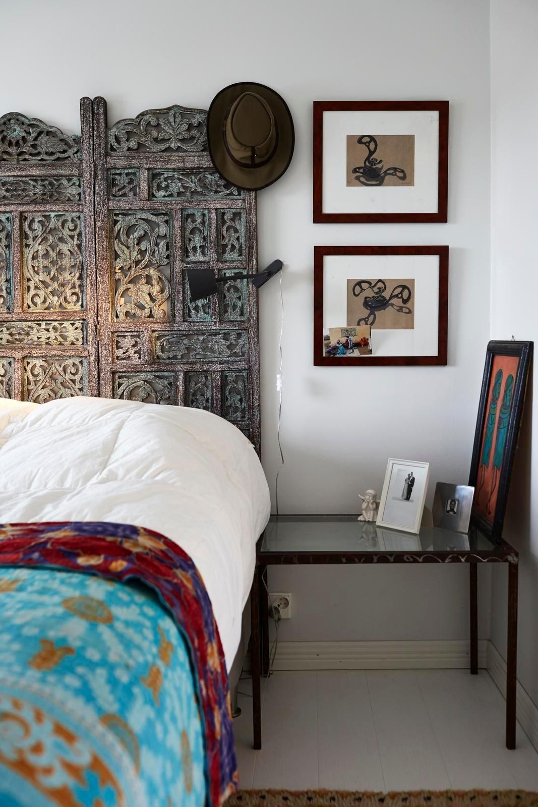 Vanhempien sängynpäätynä on vanha, puinen sermi.