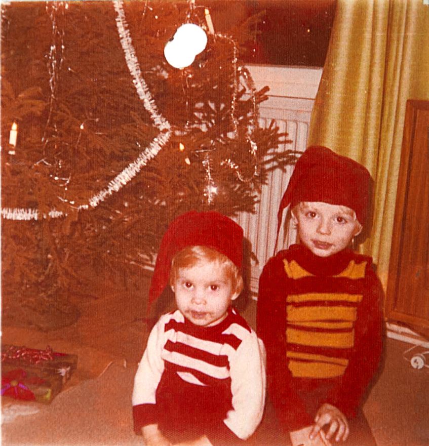 Olen kuvassa kolme tai neljä. Isompi tonttu on veljeni.