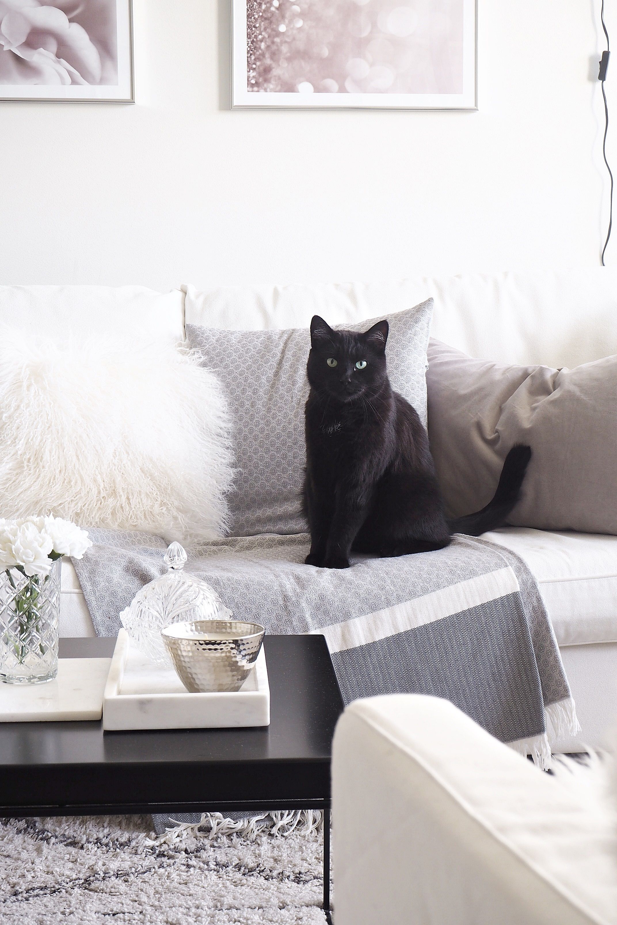 Aluksi Jenna myi sisustustavaroitaa kirpputorilla. Tavaroita oli niin paljon, että se kävi liian raskaaksi. ”Lopulta lahjoitin tavaroitani tarvitseville hyvällä mielellä.”