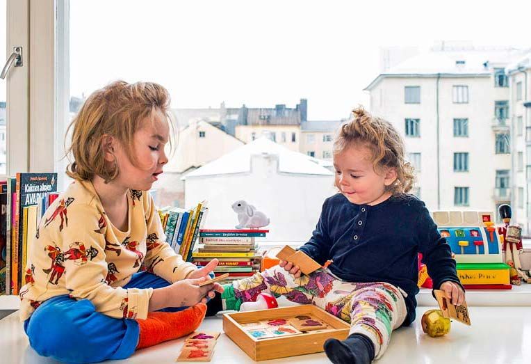 En ihastunut heti talon kivisiin ikkunalautoihin. Mieleni muuttui, kun ystäväni ihasteli niitä kovasti. Lastenhuoneessa ikkunalauta antaa myös säilytystilaa. Ikkunan edessä olevalle lipastolle Kaapo ja Elvis kiipeävät katselemaan kaupungin kattojen yli.