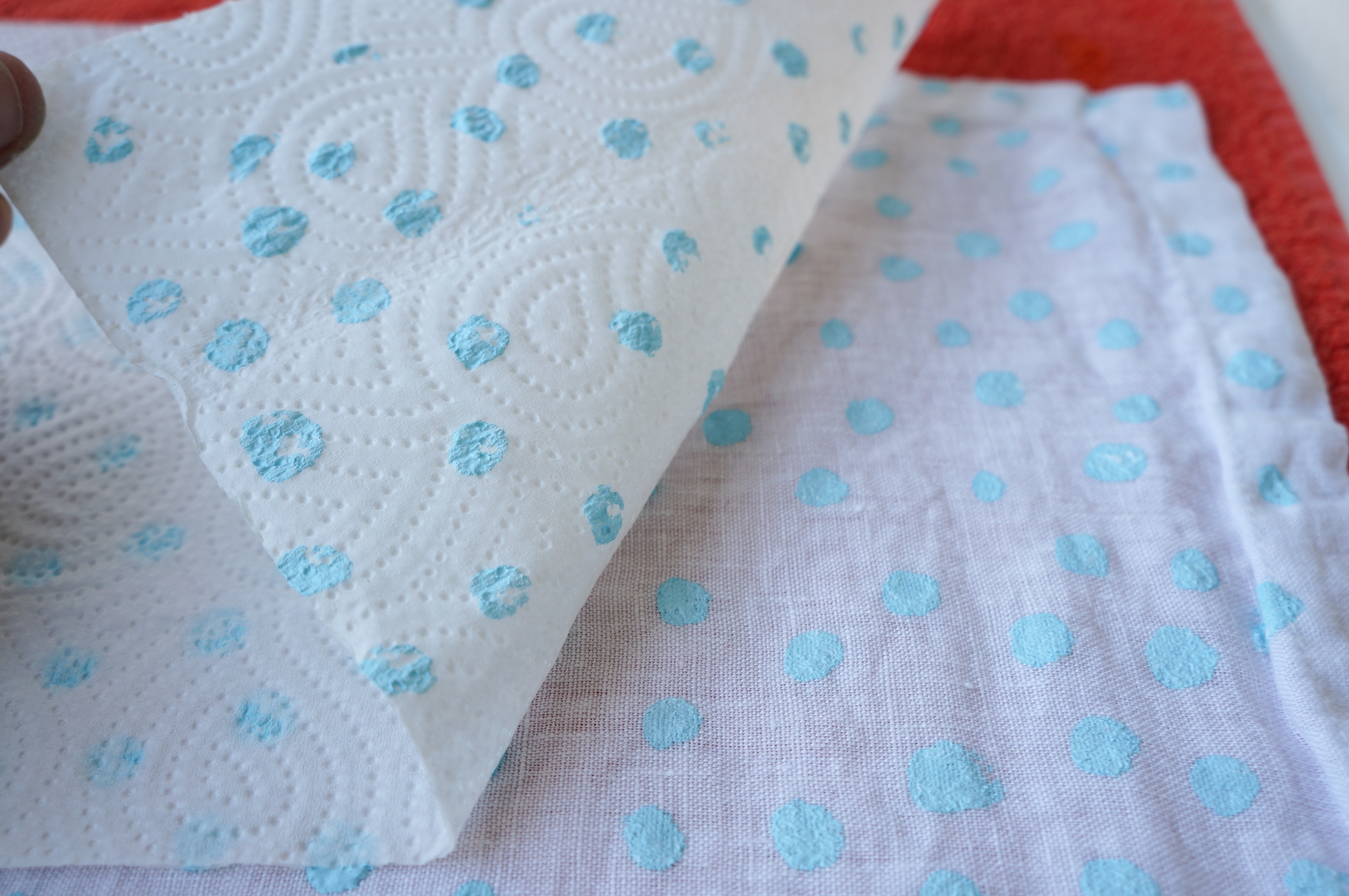 Kankaanpainoväriä tulee helposti paksu kerros, joten pilkkujen päälle kannattaa välillä painaa talouspaperi. 