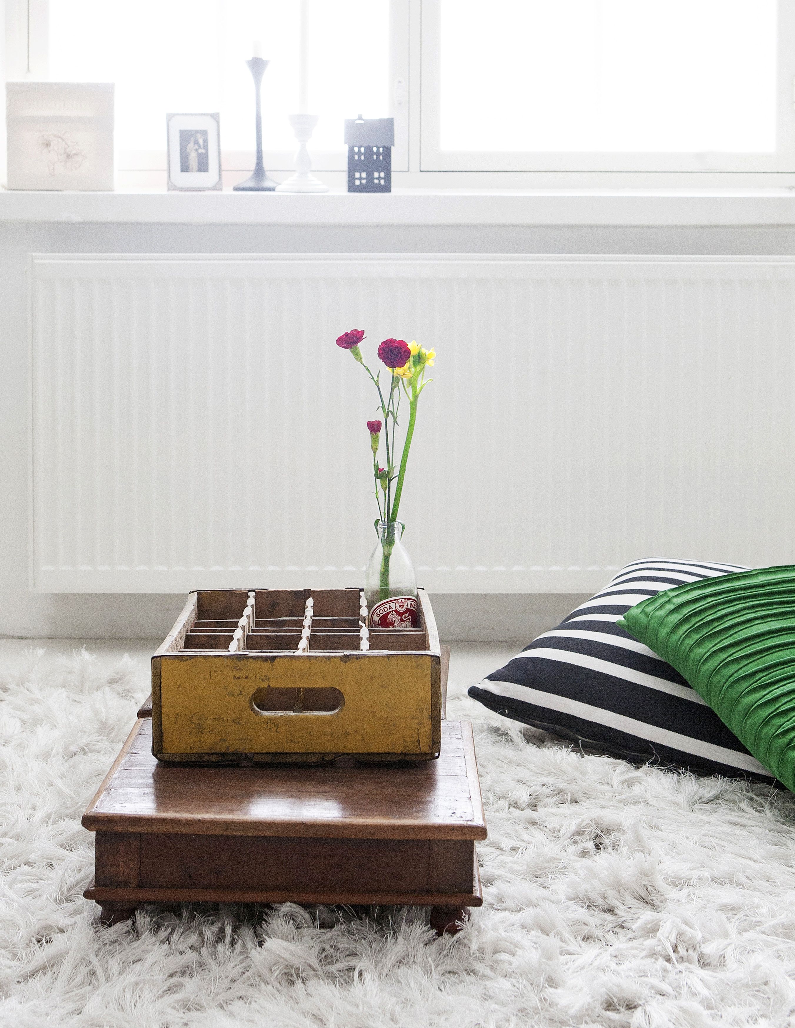 Vanha Pepsi-laatikko ilostuttaa olohuoneen pöydällä. Kaiku toi sen tuliaisina työmatkalta Japanista.