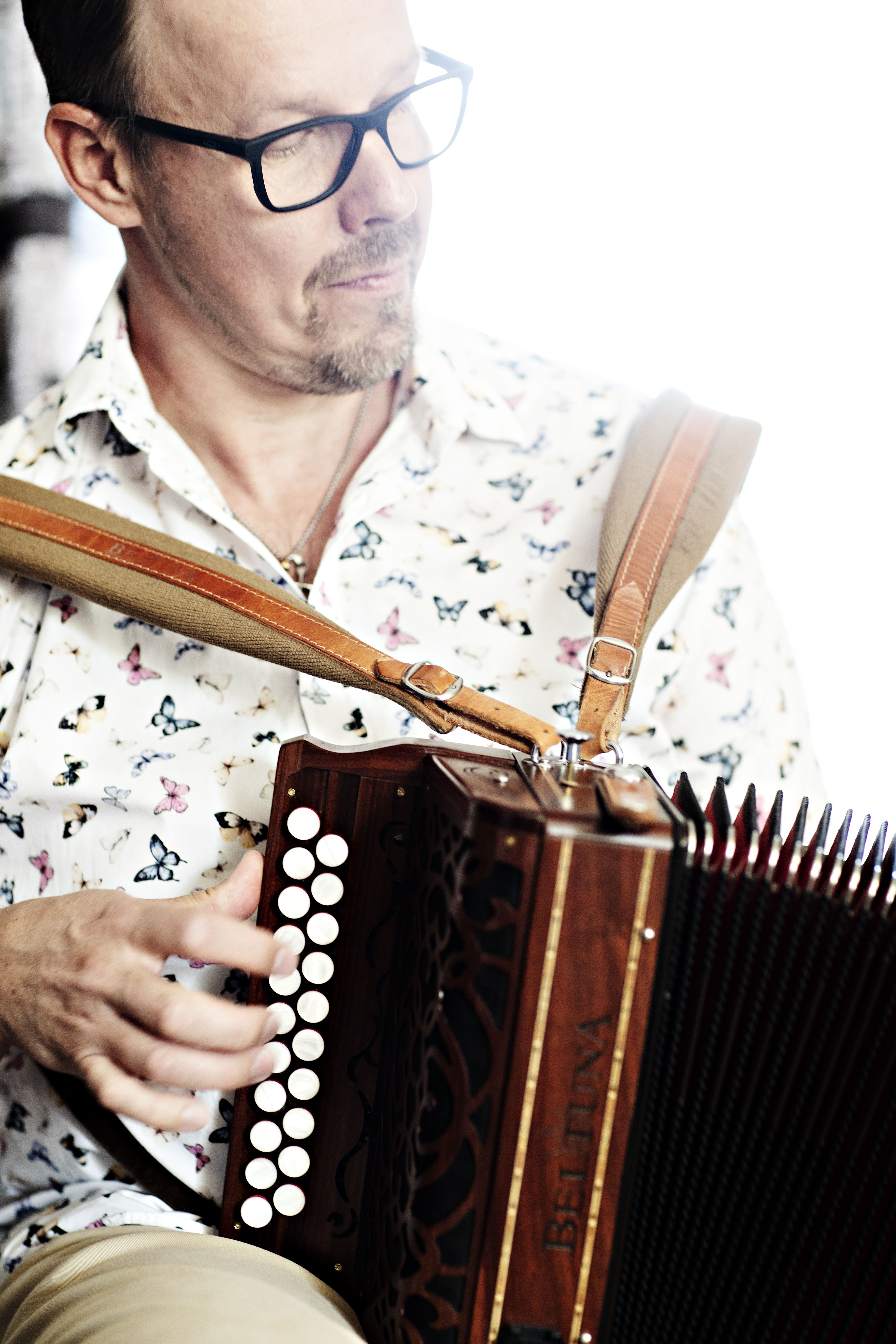 Jari soitti Kaustisen kansanmusiikkijuhlilla omia sävellyksiään.