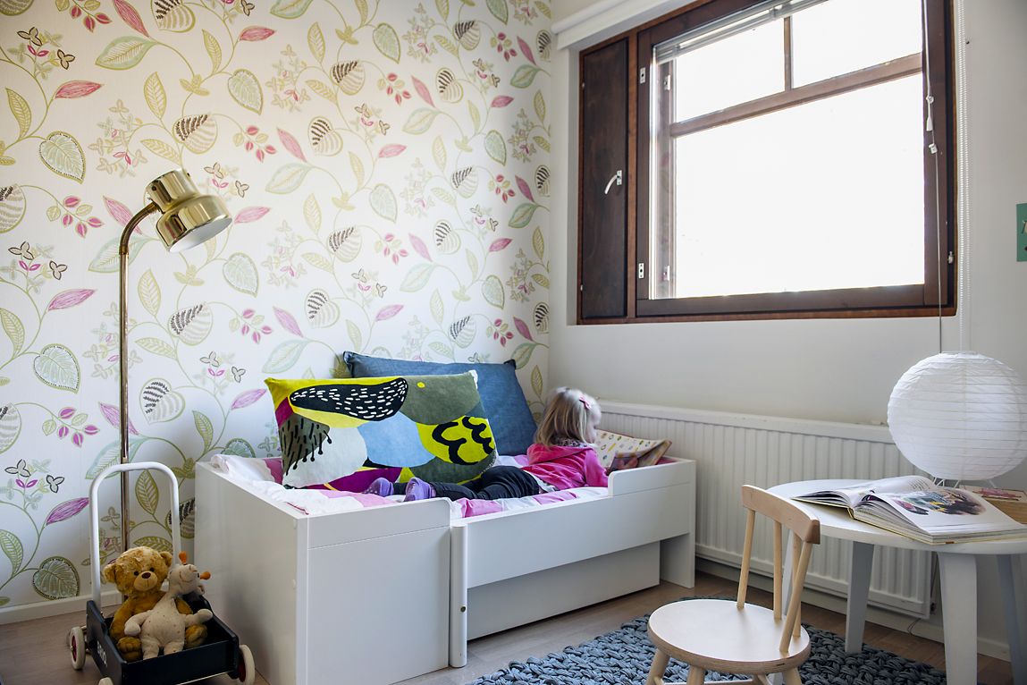 Johanna on tehnyt Liljan huoneeseen farkkutyynyn ja samettityynyn Marimekon kankaasta. Vanha, messinkinen lattiavalaisin on Jouko Rekola Designista.