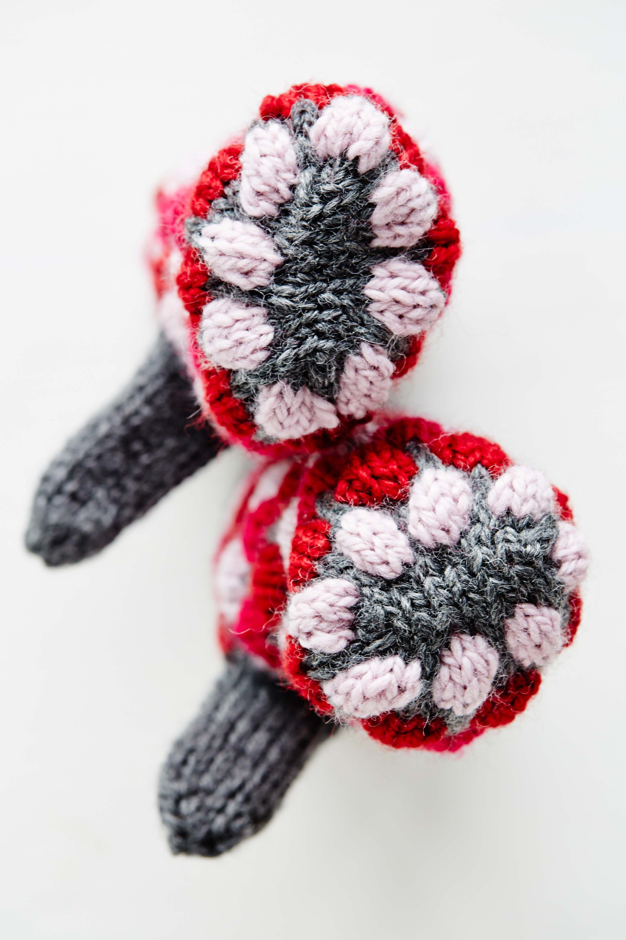 Huolittele kärjet siististi silmukoiden. Silmukoidessa puikoilla olevat silmukat ommellaan toisiinsa silmukoita jäljitellen.