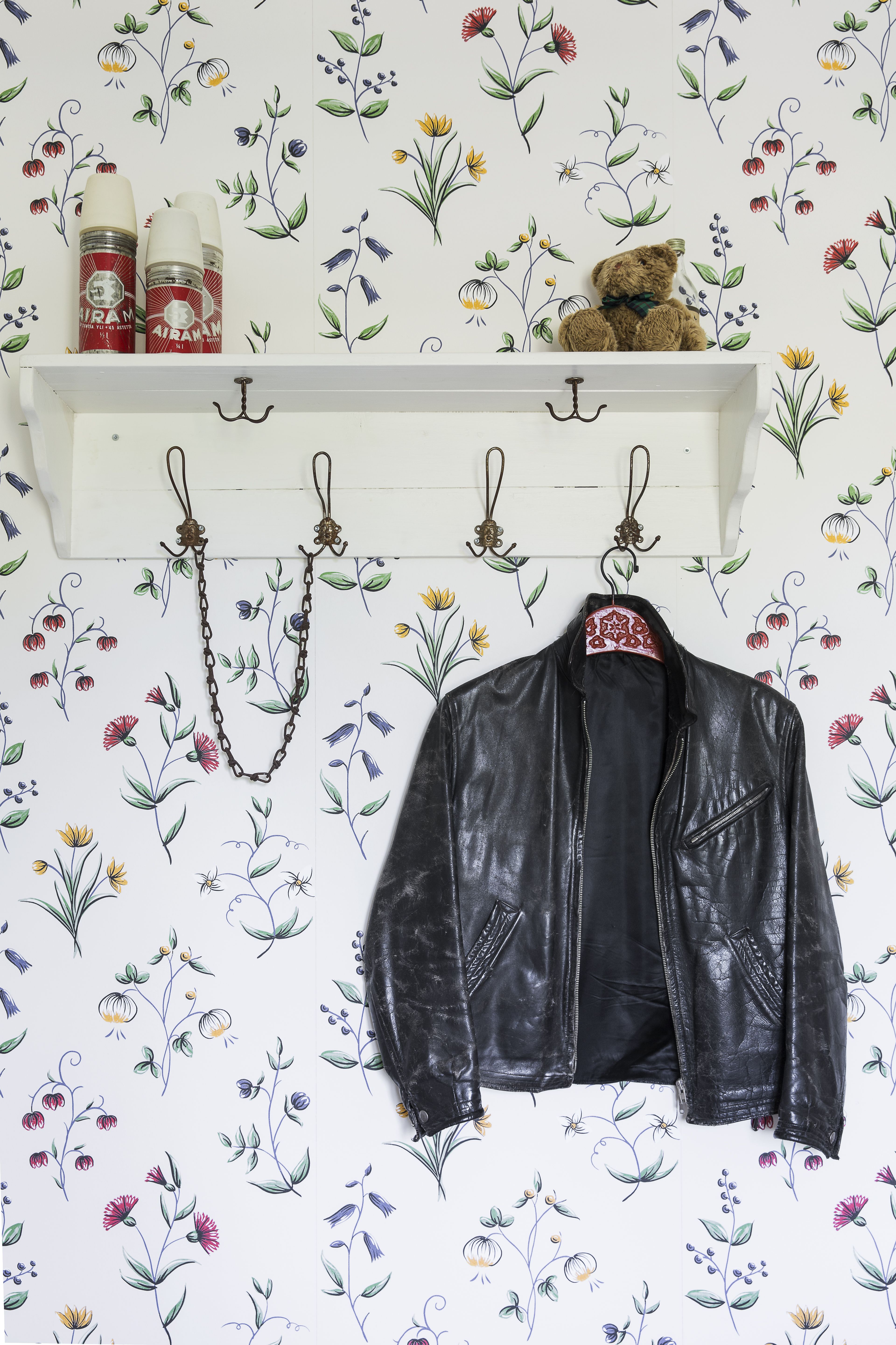 Taitava sisustaja saa yllättävät asiat sopimaan yhteen: vaikkapa kukkatapetin, nahkarotsin ja termoskannukokoelman. Kuva Sari Rantanen.