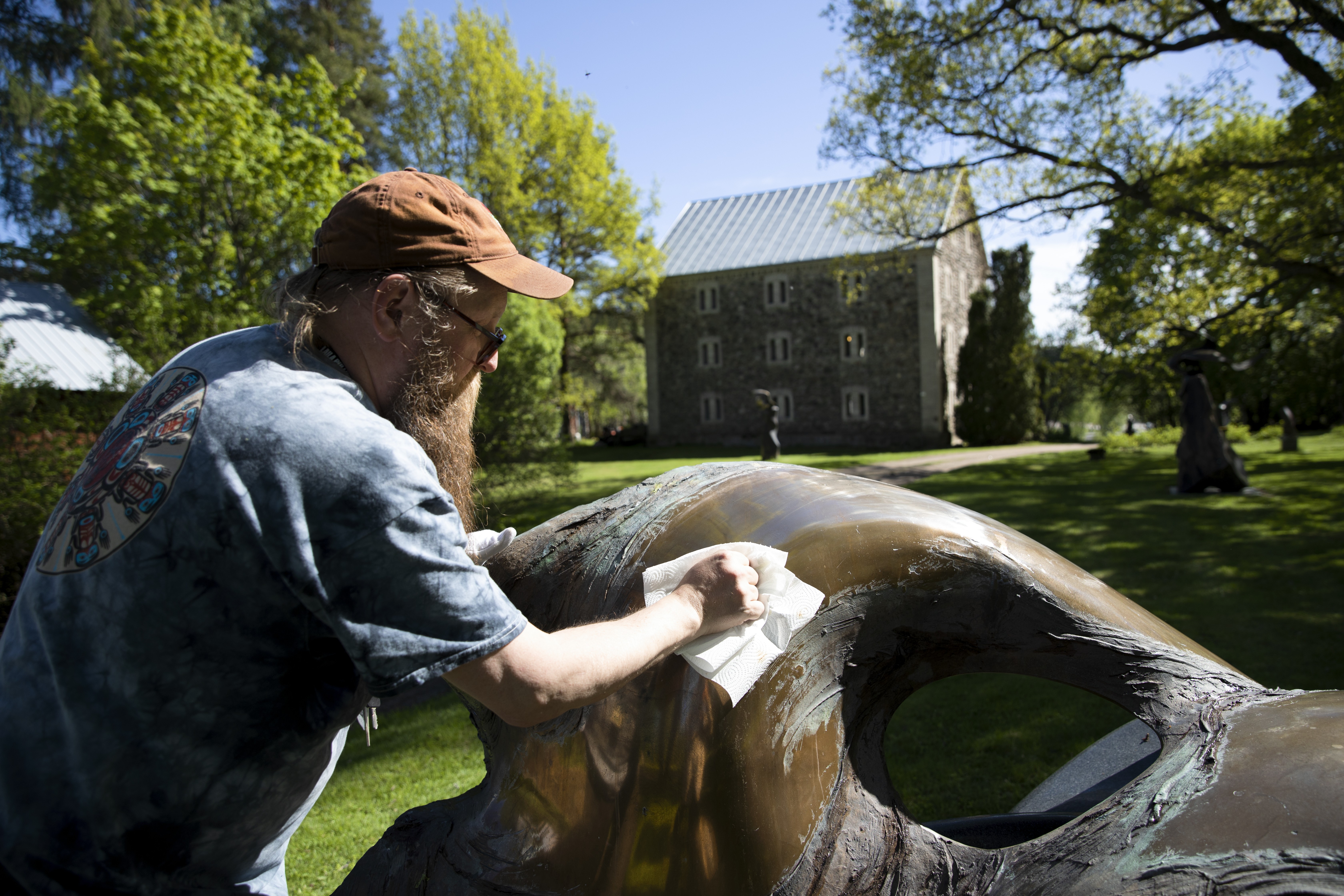 ”Jos omistat asioita, ne omistavat sinut. Olen kokenut sen.” Äitinsä Laila Pullisen kartanon ja taideaarteet perinyt Jean Ramsay, KK14/2022