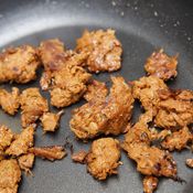 Kevyesti öljyssä paistettuna nyhtökauraa voi syödä myös leivän päällä.