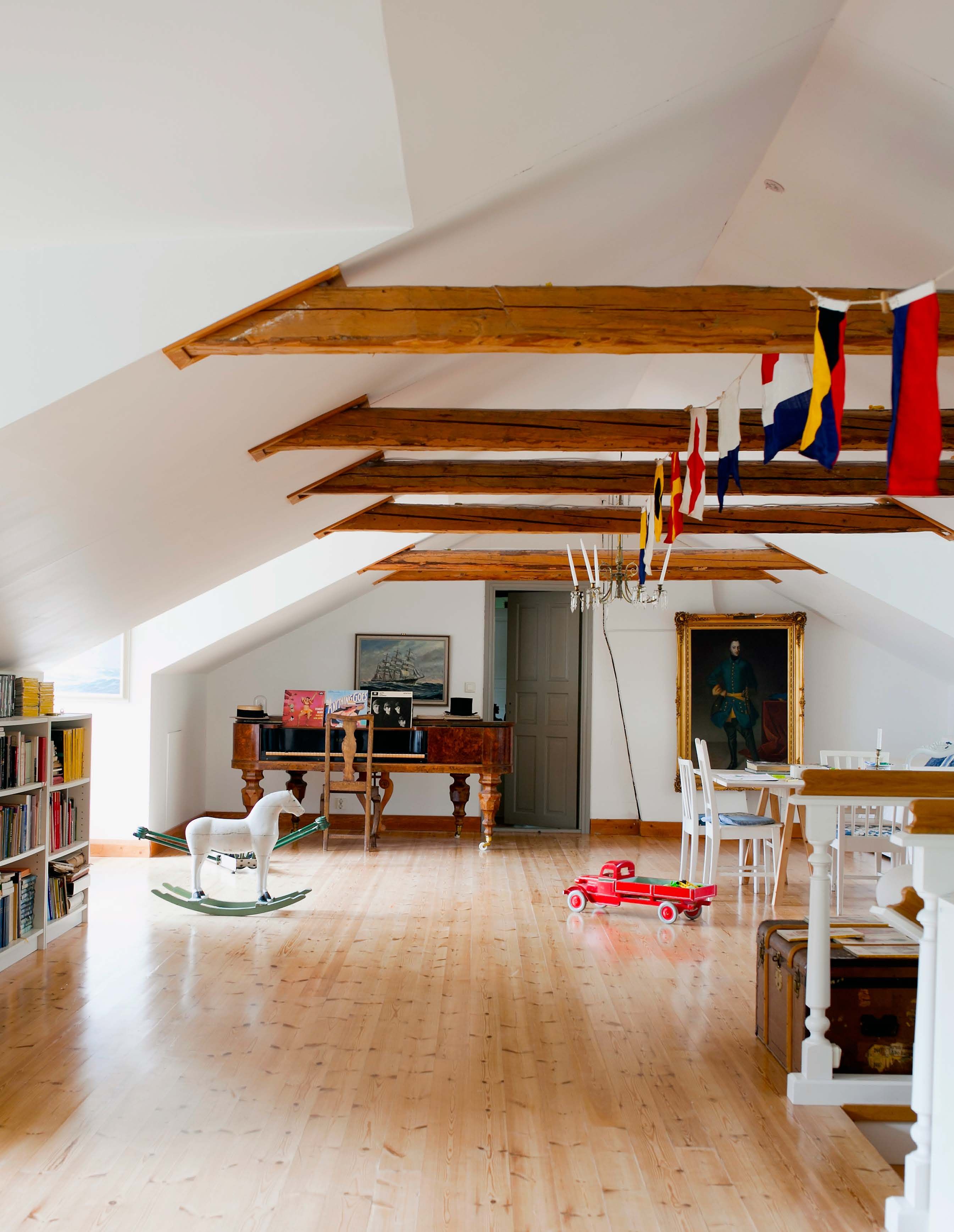 Patrickin isä remontoi 1990-luvulla yläkerran, joka oli siihen saakka kylmä vintti. Perhe kokoontuu mielellään ullakolle suuren työpöytäryhmän ympärille puuhailemaan.