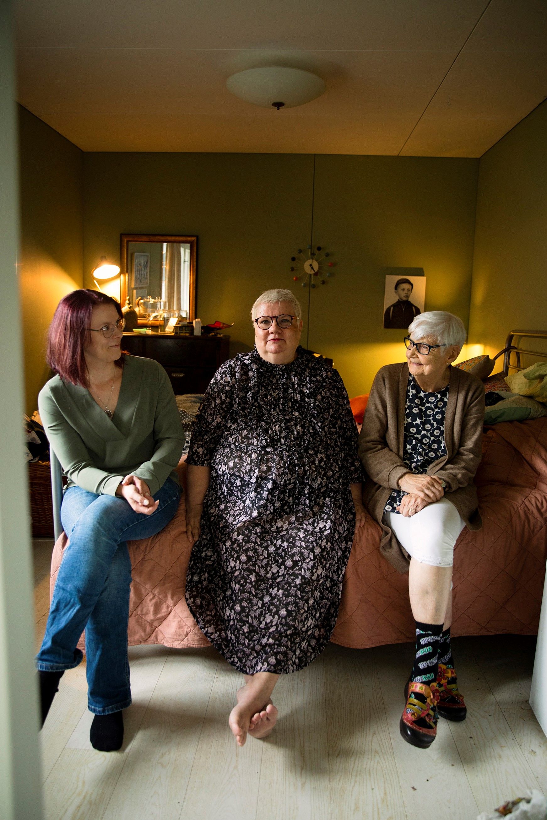 Kalle tulee usein Tiinan (kesk.), hänen äitinsä Ullan ja tyttärensä Iiriksen mieleen. Muistellessa kaikille tulee Kallea ikävä.