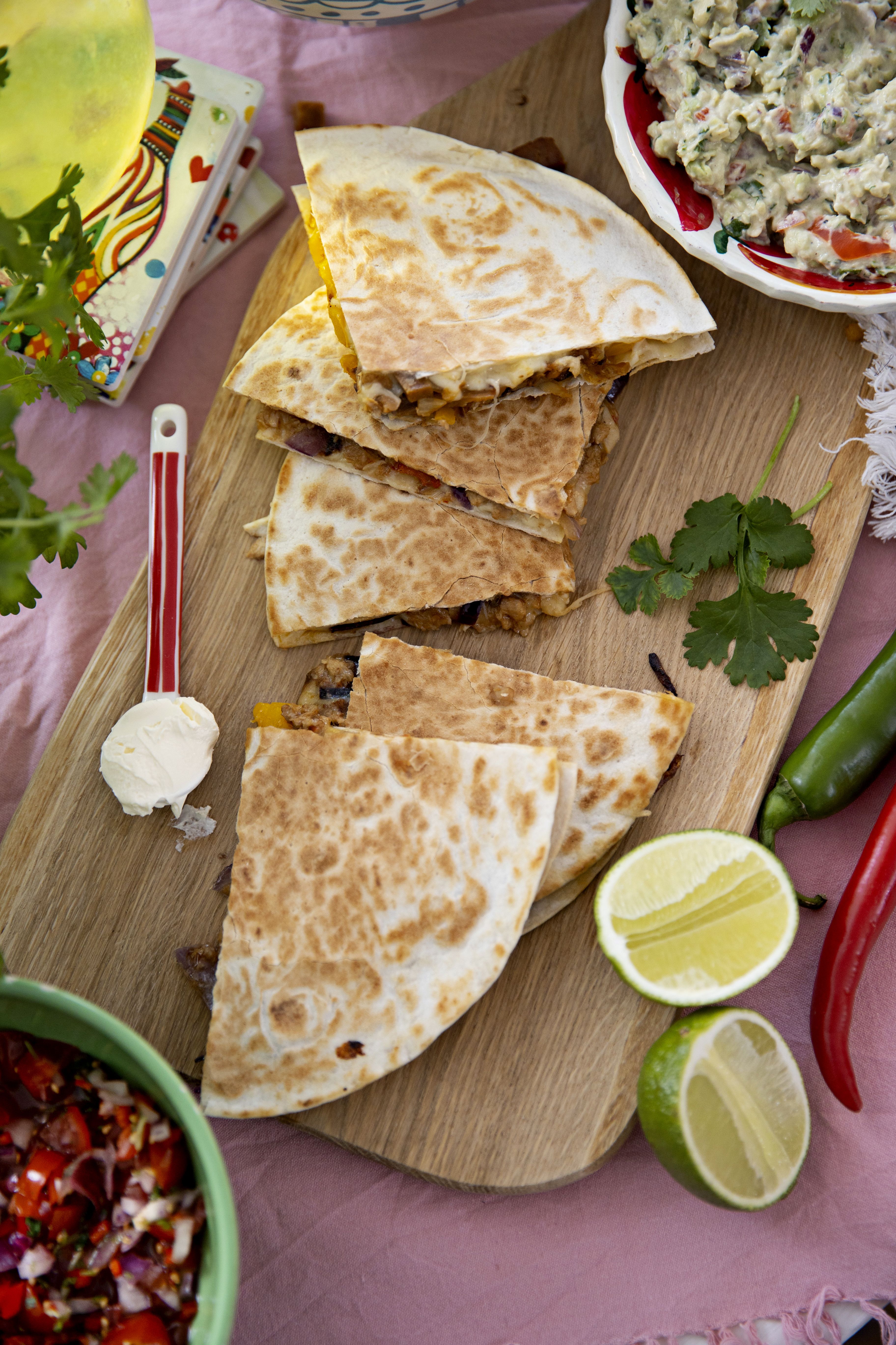 ”Letun ja kastikkeiden kylkeen voi laittaa lusikallisen smetanaa ja päälle tuoretta korianteria”, Hätis suosittelee.