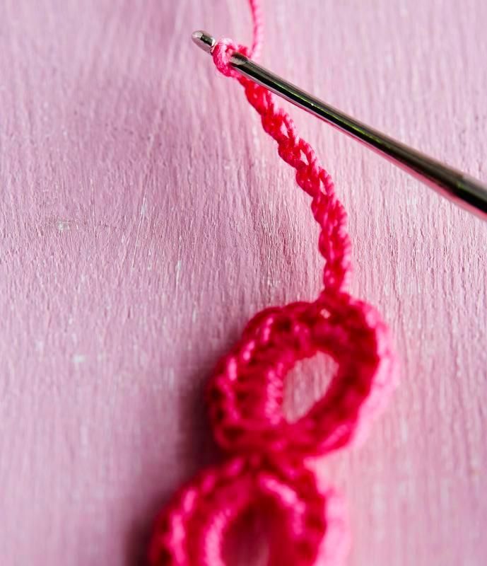 Tee renkaan toiselle kyljelle piilosilmukoita, ja kun olet huipulla, virkkaa ketjusilmukat seuraavaa rengasta varten.