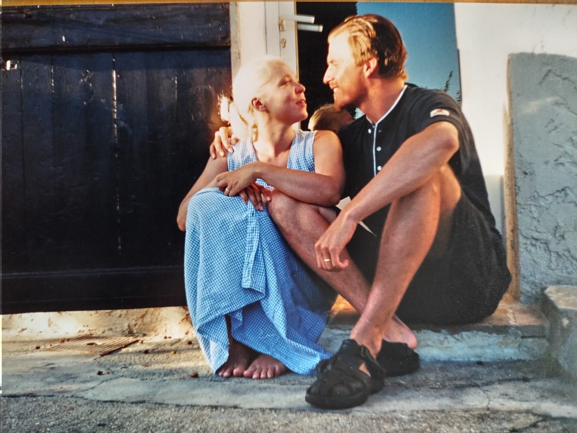 Ennen asuntoauton hankkimista Eeva ja Matti tekivät moottoripyörä- ja automatkoja Eurooppaan. Kuva on otettu suhteen alussa kesällä 2001 Etelä-Ranskassa pienessä Le Lavandoun kylässä. ”Tämän moottoripyöräreissun aikana opimme tuntemaan toisemme kunnolla. Matkanteko oli läheistä, ikään kuin olisimme olleet koko matkan ajan sylikkäin”, Eeva kertoo.