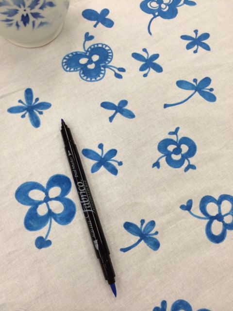 Pöytäliinan kukkakuvio sai innoituksensa Rörstrandin Mon Amie -astioiden ja Royal Copenhagenin Blue fluted mega -kahvikuppien kyljistä.