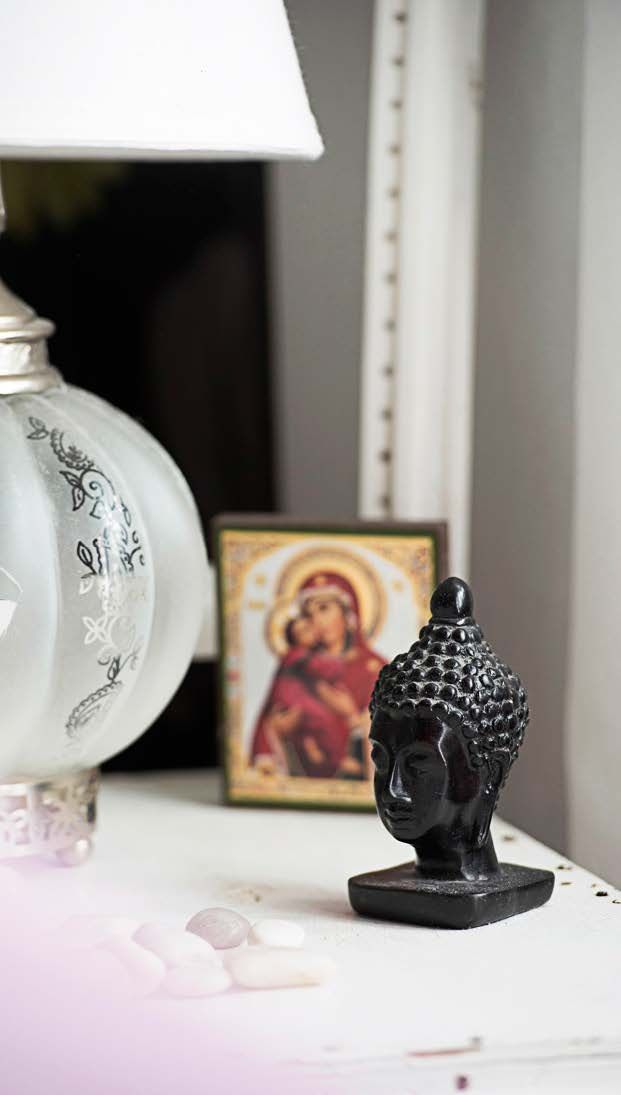 Mielenrauha ja rauhaton mieli vaihtelevat vaaleansinisessä talossa.