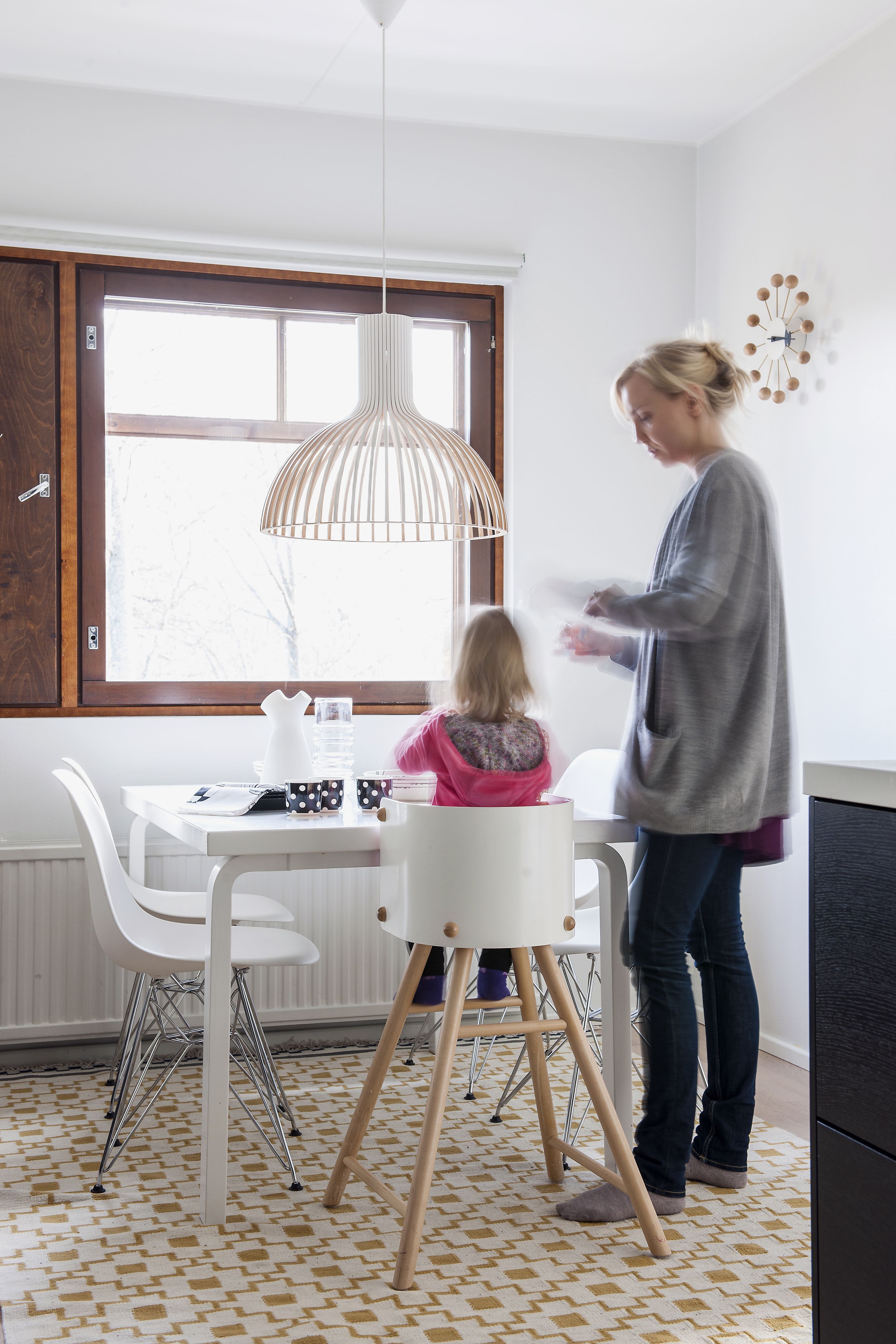 Johanna on taitava värien käyttäjä: Ikean matossa, Artekin syöttötuolissa, Vitran seinä­kellossa ja Secton valaisimessa on kaikissa samaa lämmintä puunsävyä. Keittiöön mahtuu Artekin arkiruokapöytä.