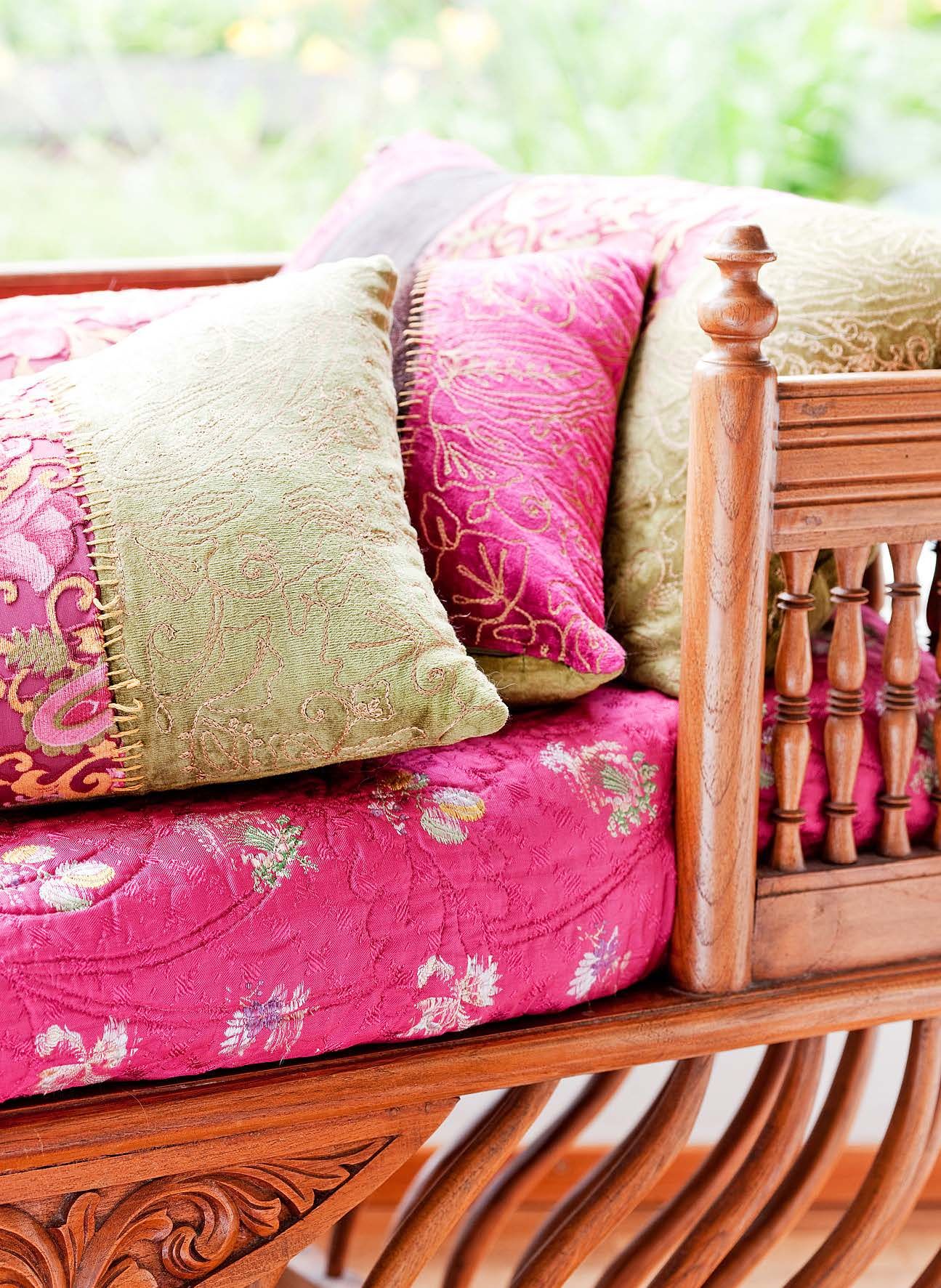 Divaanin päällä olevat tyynyt ovat Heidin ompelemia.