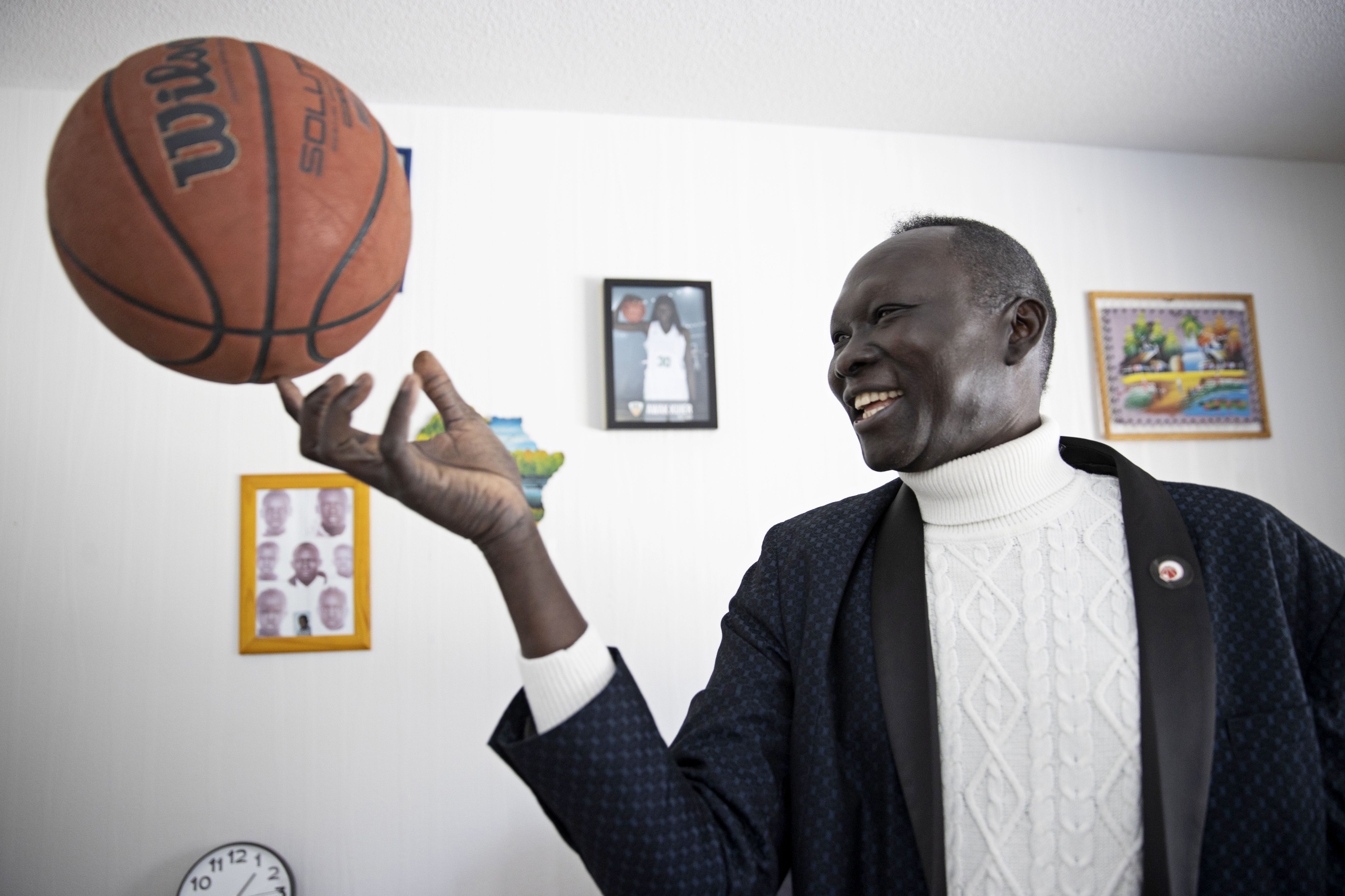 187-senttinen Bior Kuier on hänkin pelannut koripalloa nuorempana. Hänen mielestään lajissa parasta on, että siinä saa juosta itsensä hikeen.