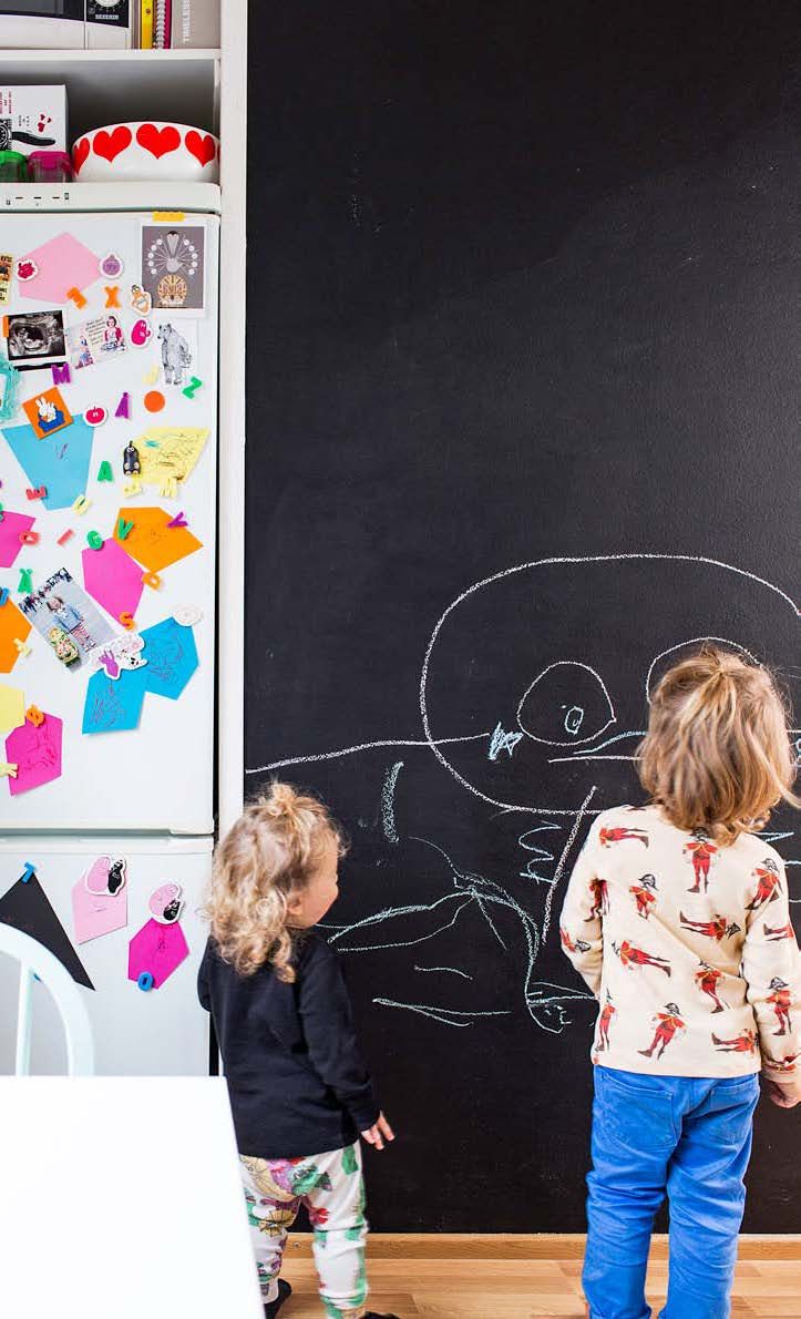 Ilman liitutaulua vuokra-asunnon seinät olisivat kalvakkaat. Nyt keittiön seinä täyttyy Elviksen ja Kaapon iloisista piirroksista. Ratikan ikkunakintoimii heille tarvittaessa piirustusalustana. Hengityshuuruun saa tehtyä hienoja kuvia.