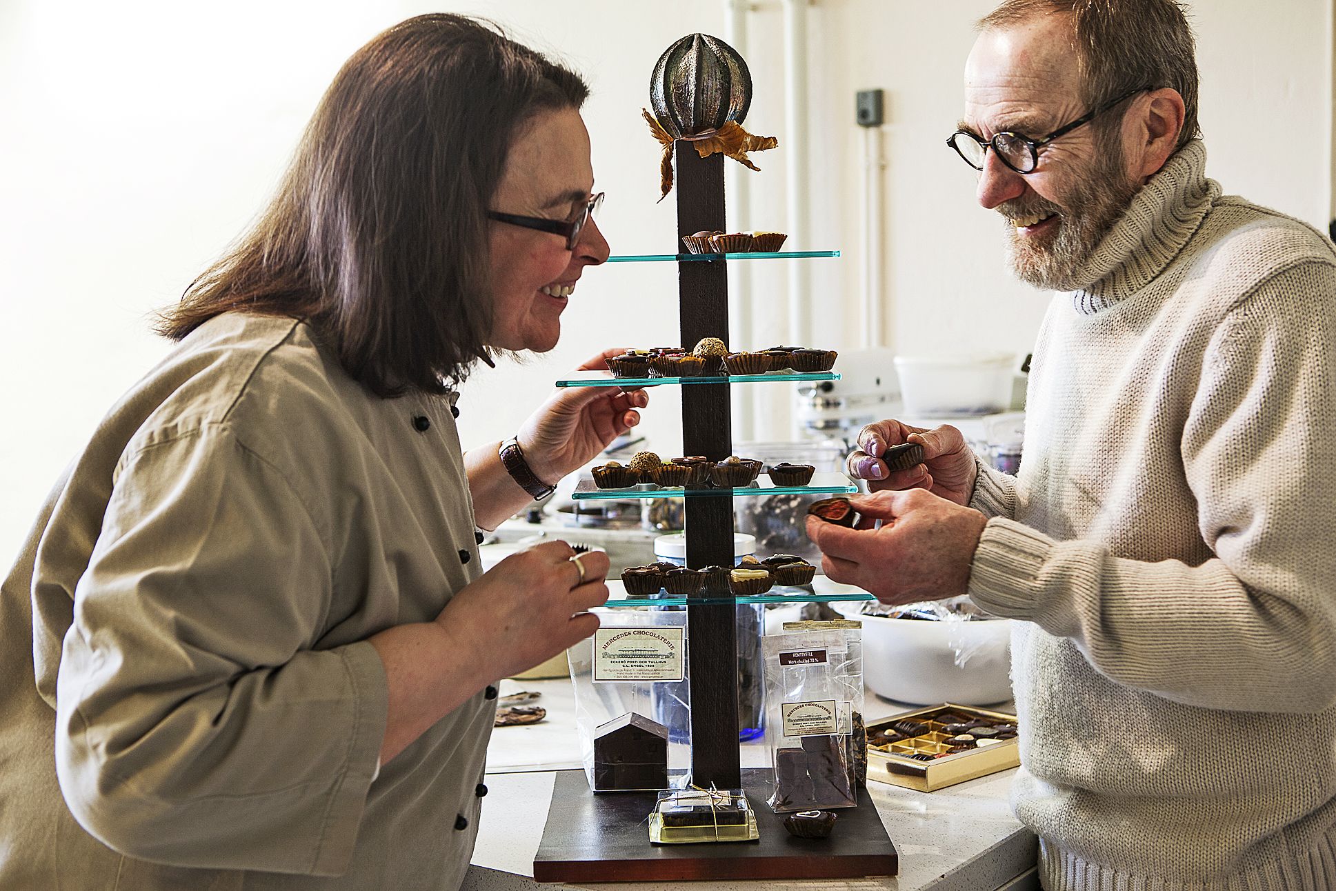 Peter Winquist ihailee vaimonsa luomuksia. Valmiit praliinit sisältävät aineksia Ahvenanmaalta ja Venezuelasta kuten parin yhteinen elämäkinViaton katse muutti kaiken.