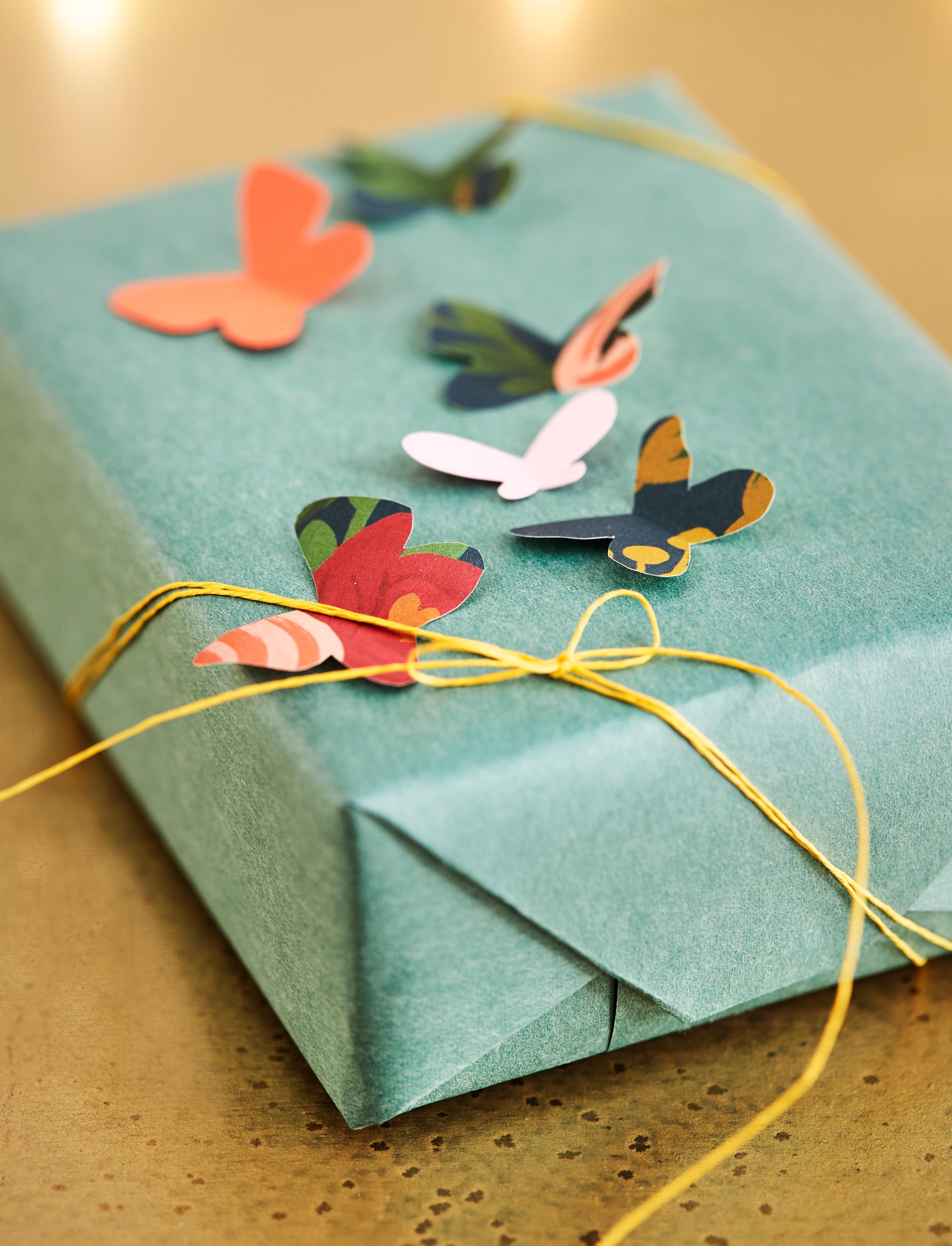 Miksei joulupaketteihin voisi lentää perhosiakin? Lahjapaperit Papershop, paperinaru Askarelli.