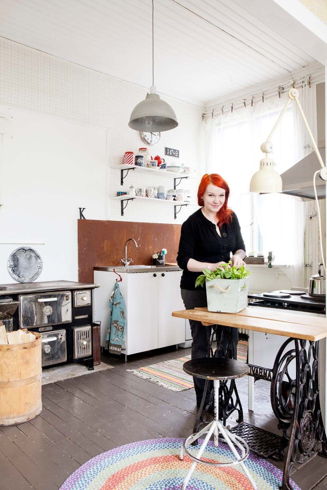 Keittiötä on osittain modernisoitu, mutta historiaakin on säilytetty. Apupöytä on tehty vanhasta ompelukoneesta ja leivintasosta.