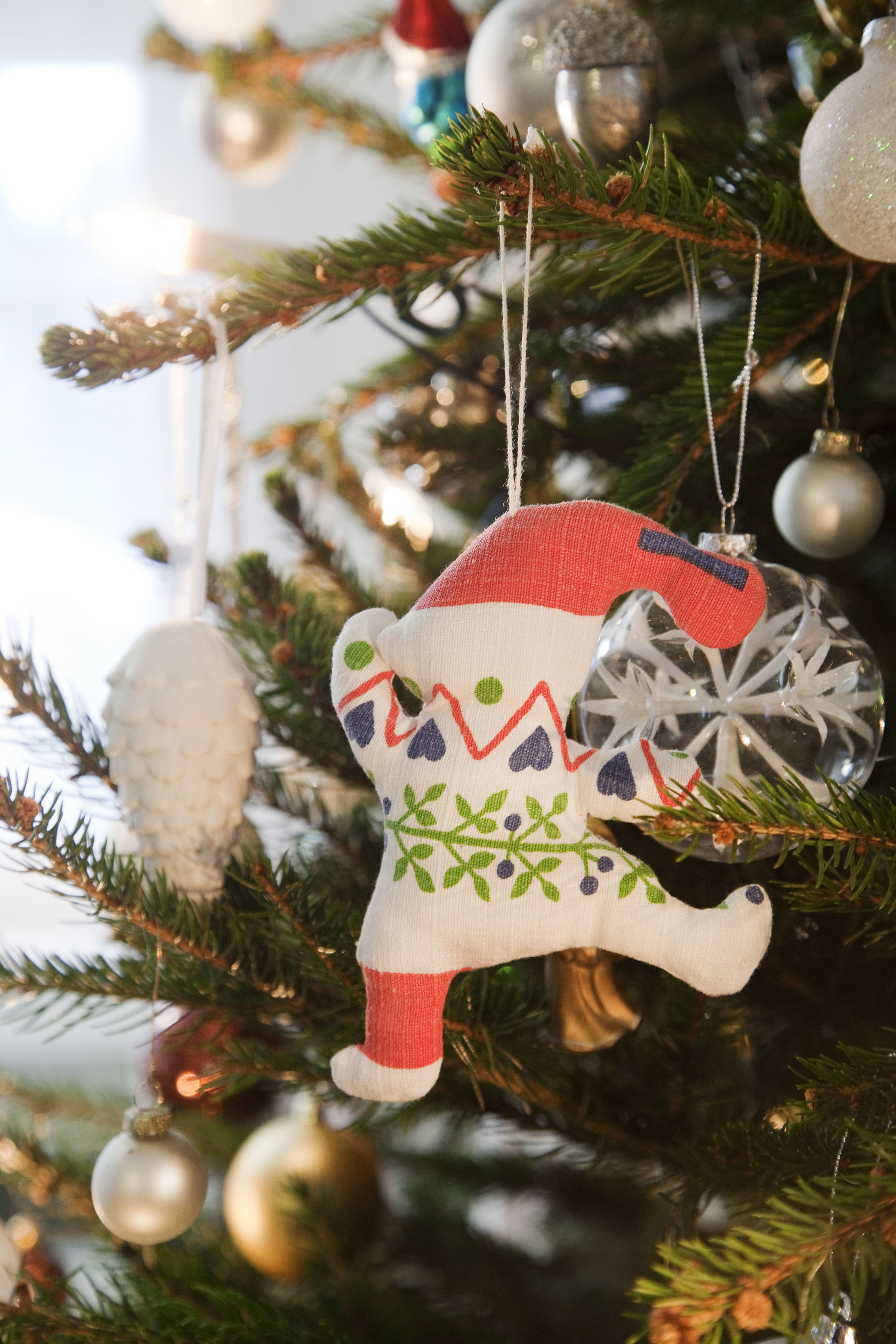 Jos Katjan pitäisi valita joulukoristeista kaunein, se olisi vanhoista pyyhkeistä itse tehty tonttu. Se on sopivan kulunut ja täynnä tunnelmaa.