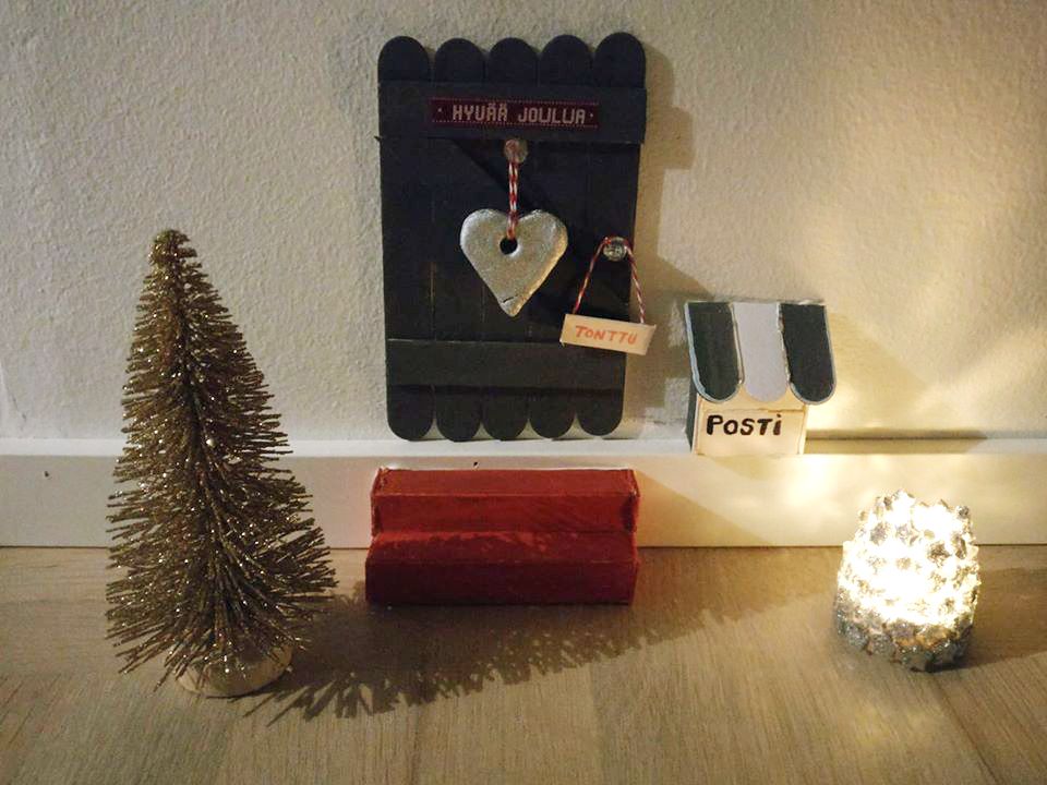 "Itse tein alusta loppuun askartelutikuista ja kuumaliimasta. Värjäsin sen vesiväreillä. Erityisen tyytyväinen olen "lumilyhdystä", joka on tehty led-tuikun ympärille. Nyttemmin rappujenpieleen on ilmestynyt polttopuita ja tontun punainen avokupla, joka mystisesti katoaa ja palaa kotiin joka päivä." Johanna Sutela