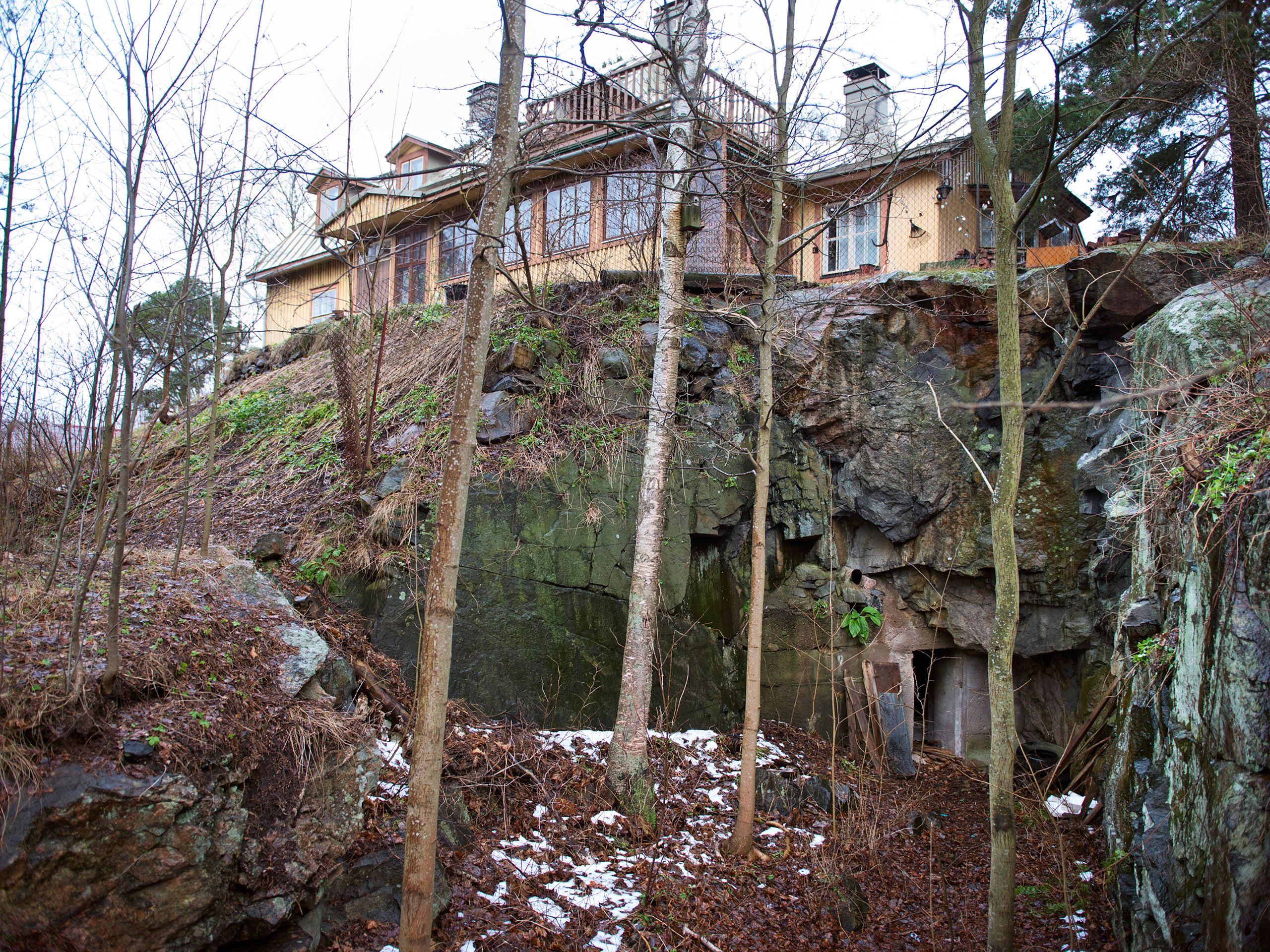 Risto Isomäki asuu Helsingin Malmilla satavuotiaan jugendhuvilan yläkerrassa. Katon aurinkopaneelit tuottavat suuren osan talon sähköstä.