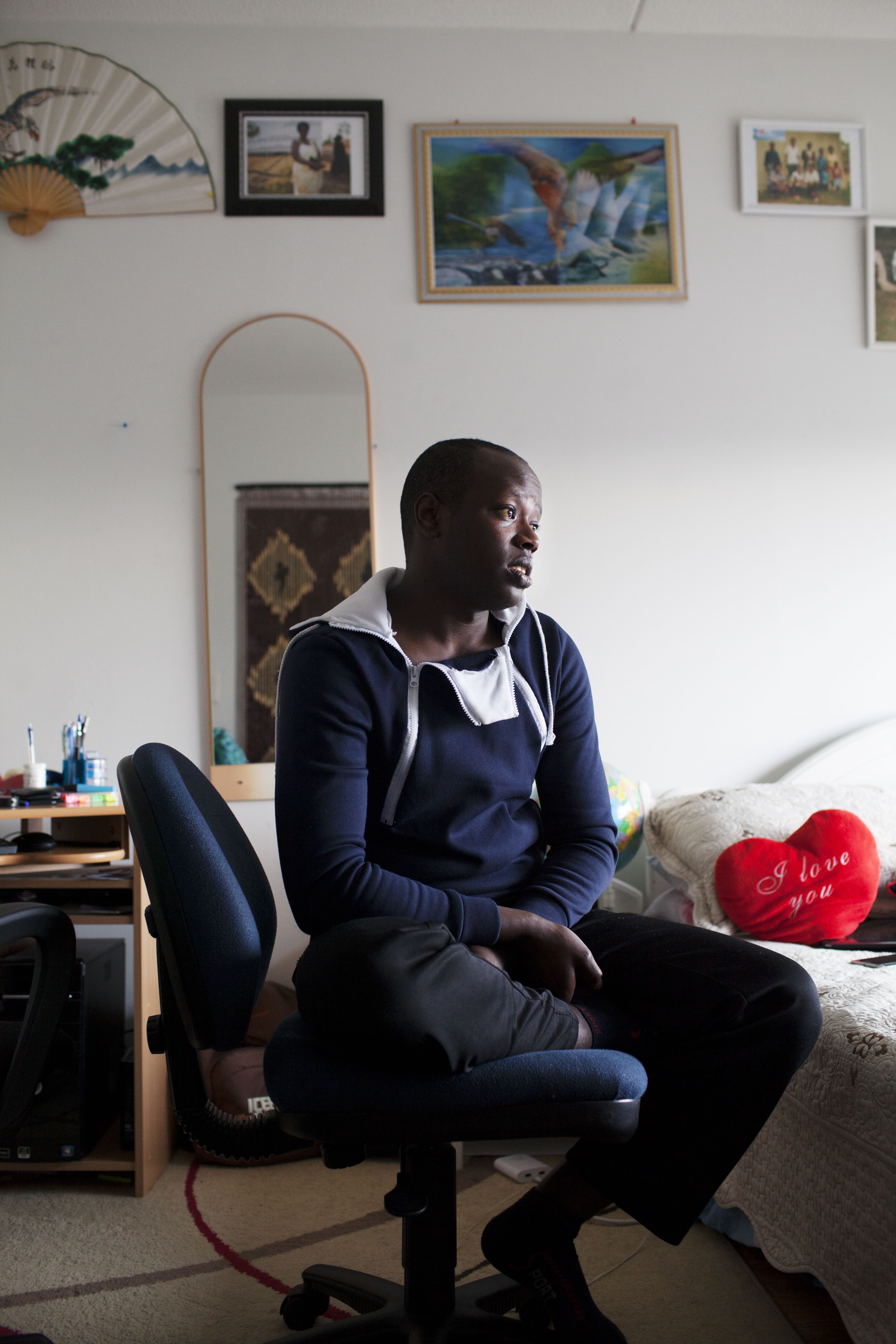 Aten kodin seinällä, peilin päällä on kuva Aten äidistä. Äiti sai surmansa Ruandan kansanmurhassa.