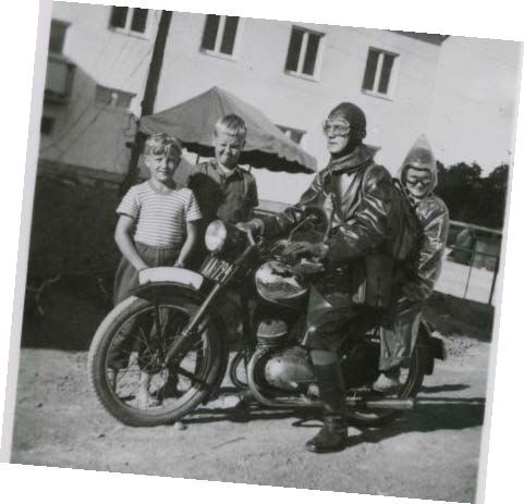 Leila Peltonen kertoo näyttelyssä esimerkiksi siitä, kuinka pääsi 11-vuotiaana isän moottoripyörän kyytiin. Kypäristä ei siihen aikaan paljon piitattu.