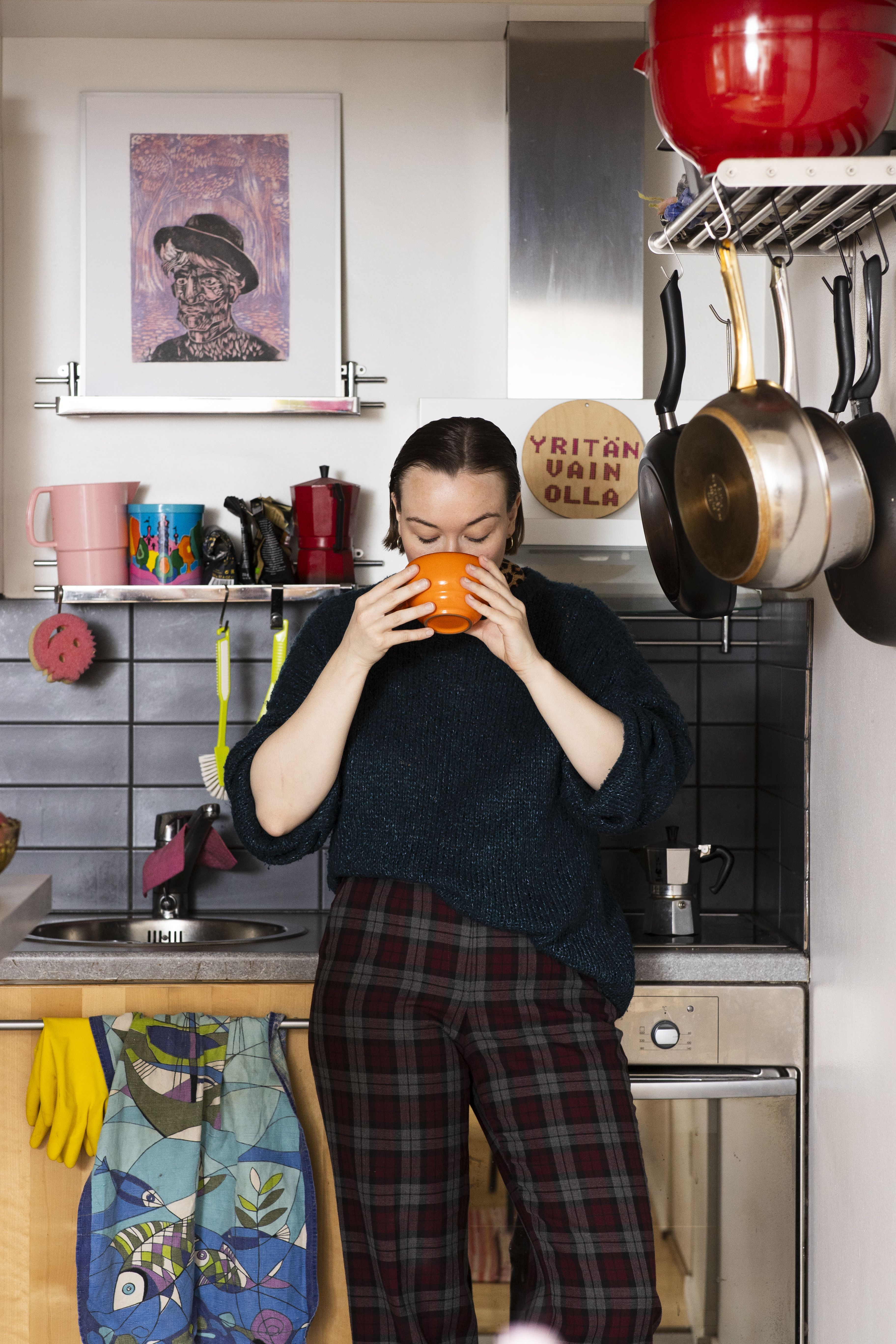 Ystävän mukaan Onervan keittiö voisi kuulua romanttisen komedian sankarille. Villapaita ja ruutuhousut ovat Onervan lempi- ja luottoasu. Grafiikan työ on Juhana Tahvanaisen.