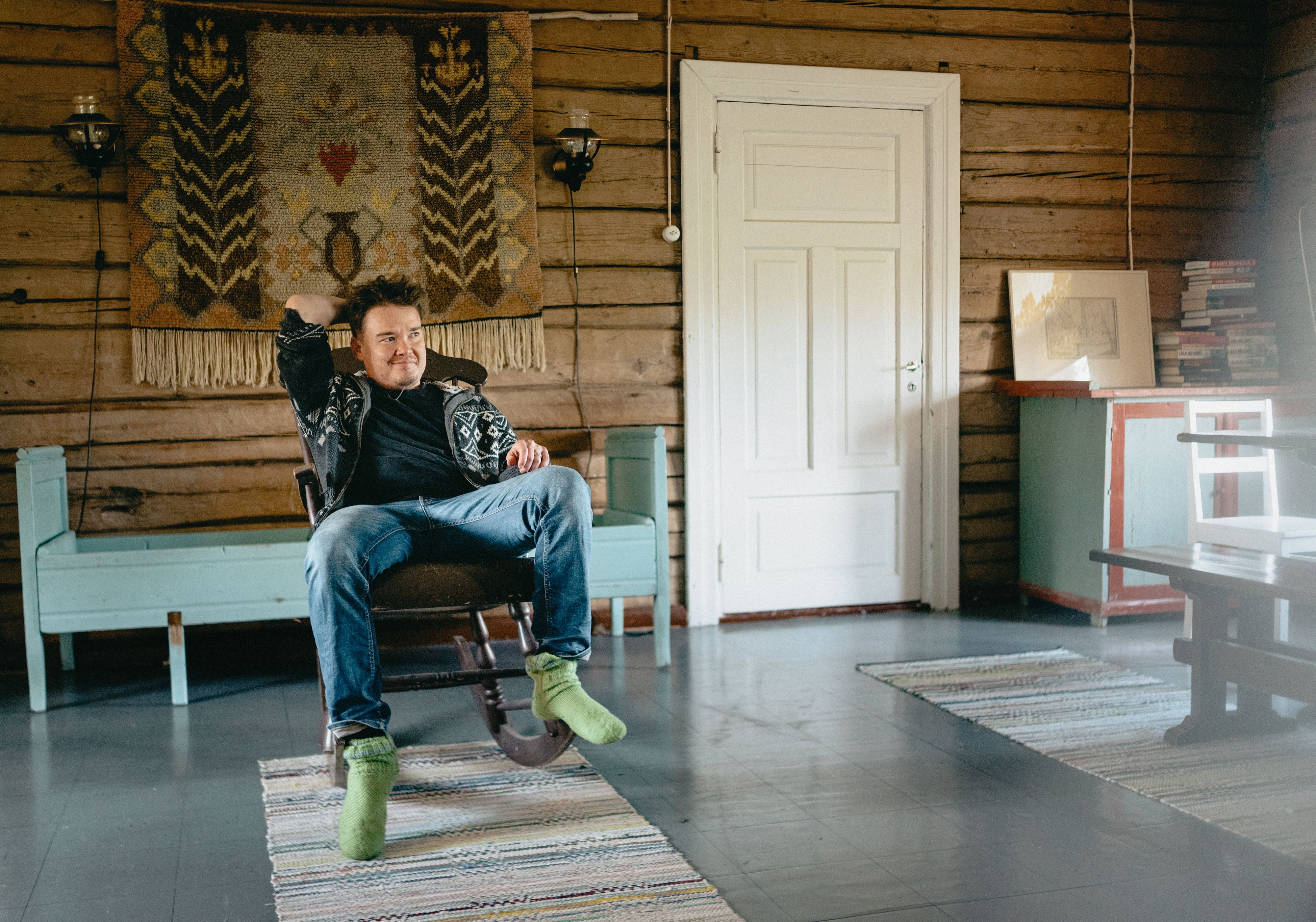 Tässä kiikkustuolissa Antti istui pienenä isän sylissä, kun lauantai-iltaisin katsottiin yhdessä Napakymppiä. Lautasella oli vaniljajäätelöä ja ananasrengas, joskus myös kinuskikastiketta. 