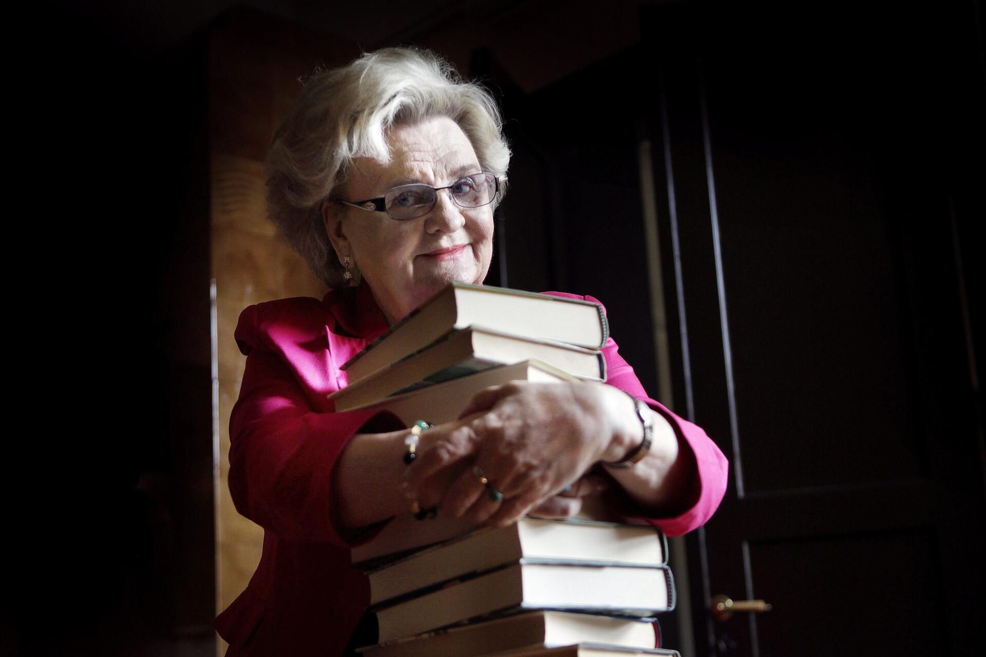 Laila Hirvisaaren (ent. Hietamies) romaaneja on myyty Suomessa yli neljä miljoonaa kappaletta. Kirjailija kuoli kesäkuussa 2021.