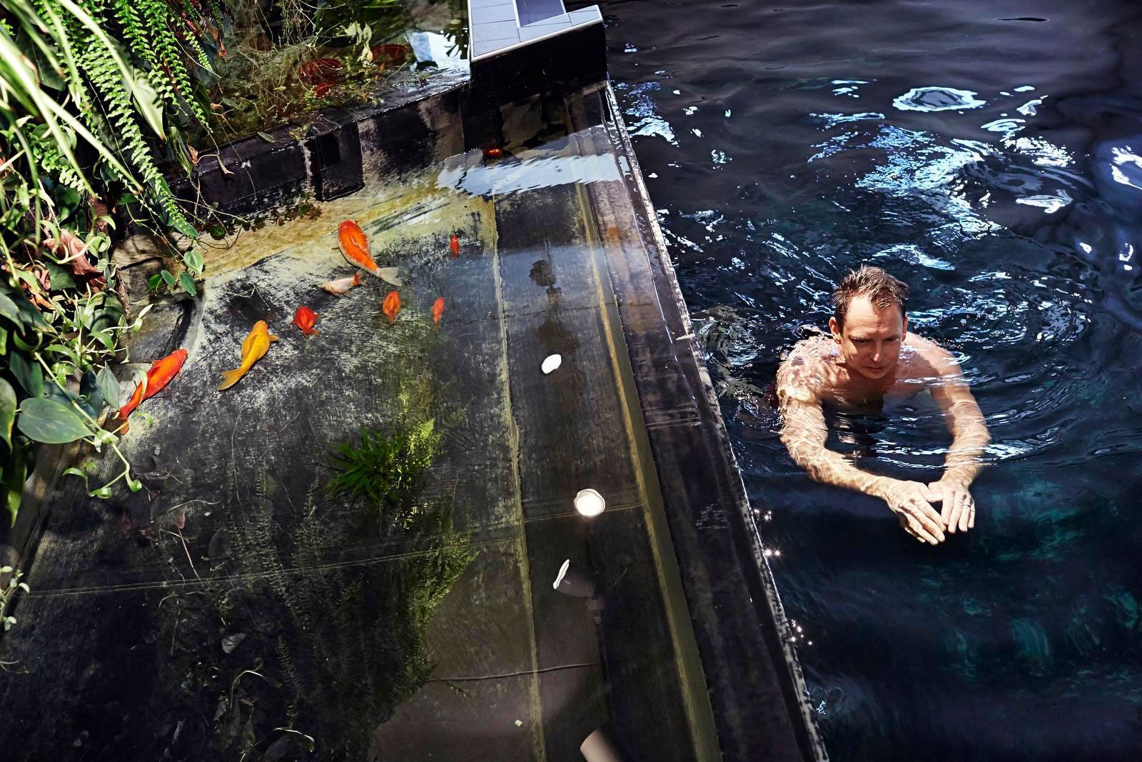 Ison altaan vieressä on pienempi allas, jota asuttavat kultakalat.