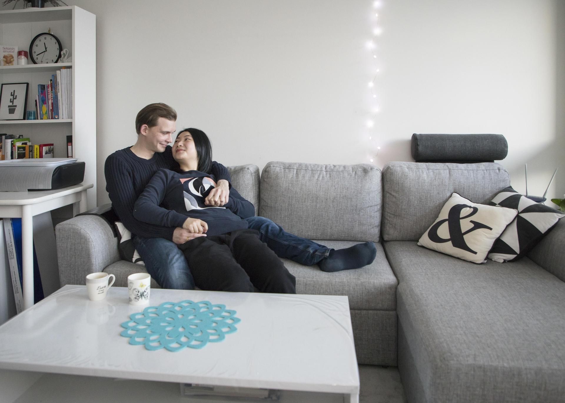 ”Tietysti myös riitelemme, yleensä aika perusasioista: kotitöistä tai siitä, miten huonekalut pitäisi sijoitella.”