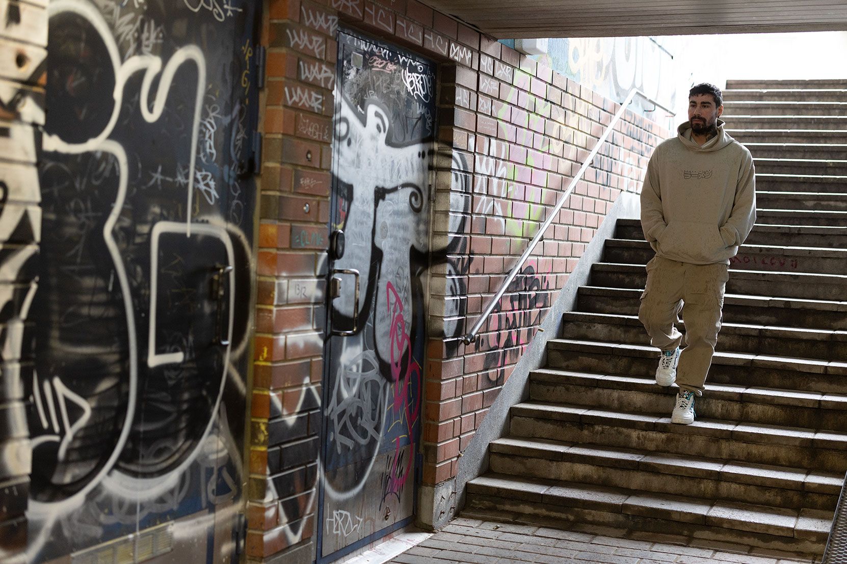 Karim rakastaa rosoisia kotinurkkiaan Helsingin Kurvissa, vaikka kodin ikkunasta kantaa sisälle huumeiden käyttäjien metelöintiä. ”Muutan pois vasta, jos saan vaimon ja lapsia. Perheen kanssa en täällä asuisi.”