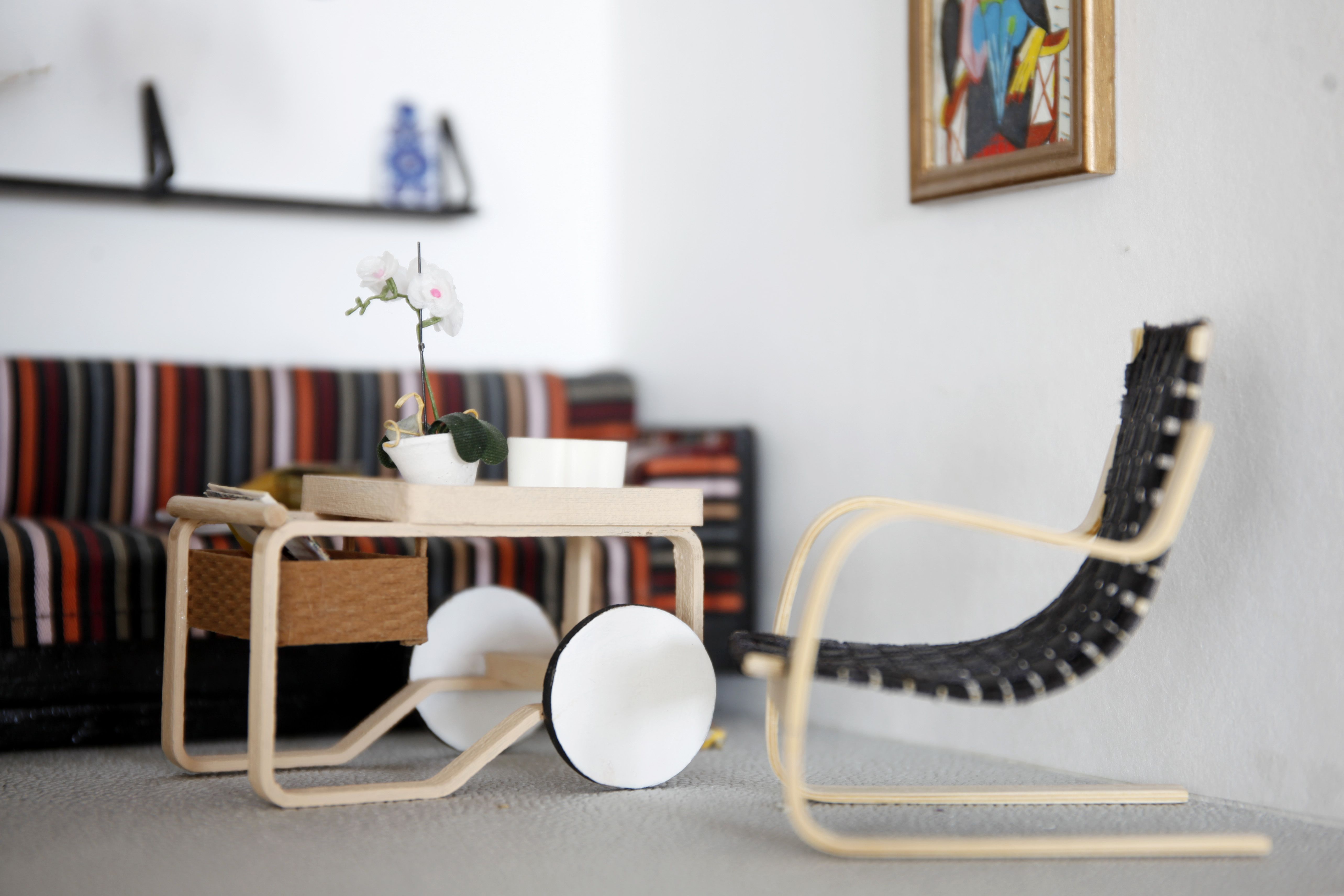 Vaalittu orkidea kukkii keskellä kaamosta. Artekin kalusteet kestävät aikaa.