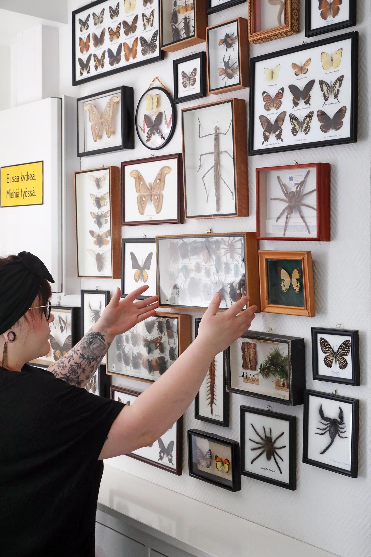 Kollaasikokoelmaan löytyy kirppareilta ja huutokaupoista vähitellen uusia yksilöitä. Taulut ovat tulleet aikoinaan matkamuistoina kaukaa maailmalta.