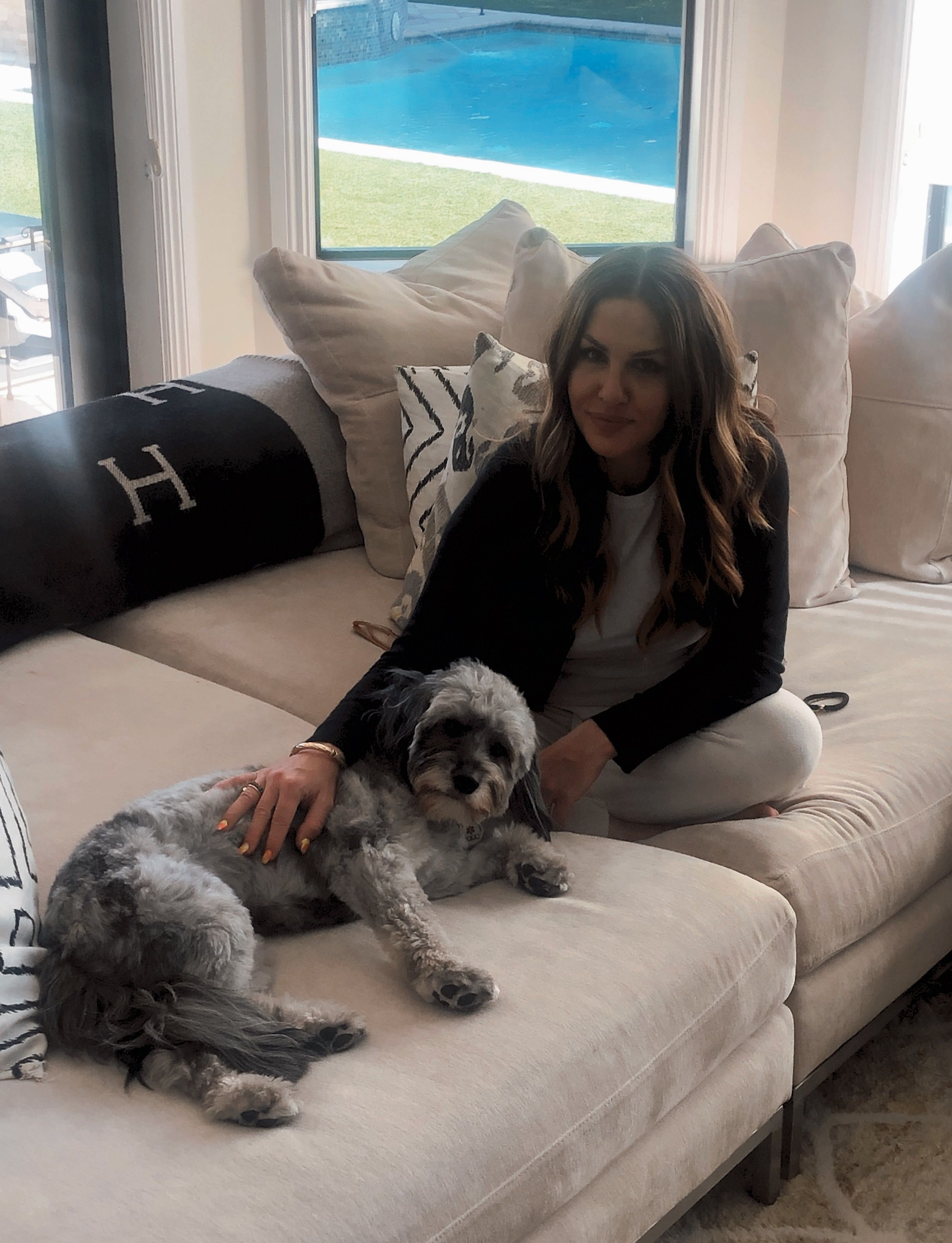 Rapsutustuokio Frankie-koiran kanssa. "Kamppailimme tosissamme, jotta lapset säilyttäisivät suomen kielen, mutta se ei onnistunut. Parhaiten he tuntuvat ymmärtävän Ollin vanhempien Kuopion murretta."